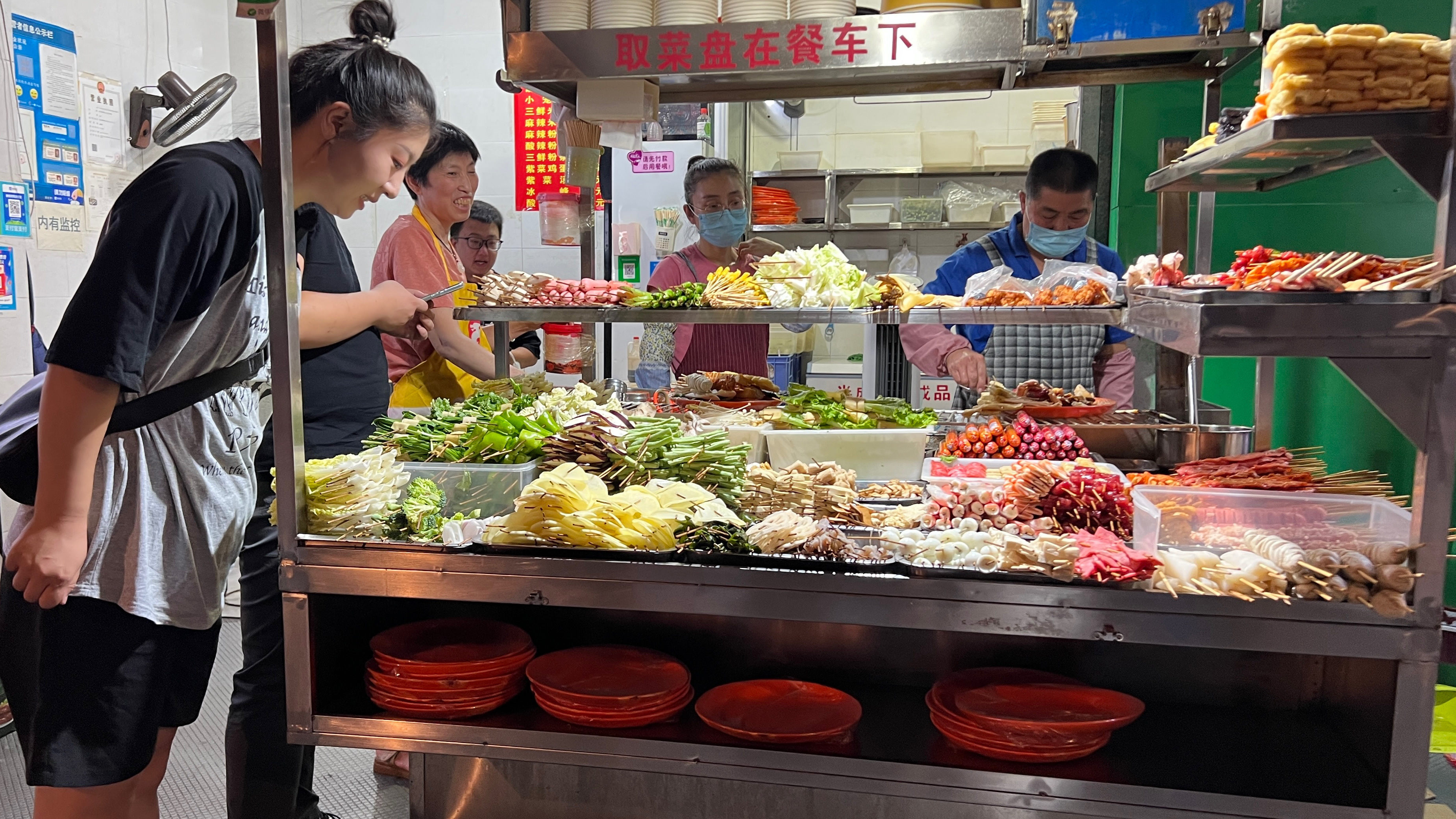 陕西西安的炸菜夹馍,60多种菜配上炸馍,尝尝味道