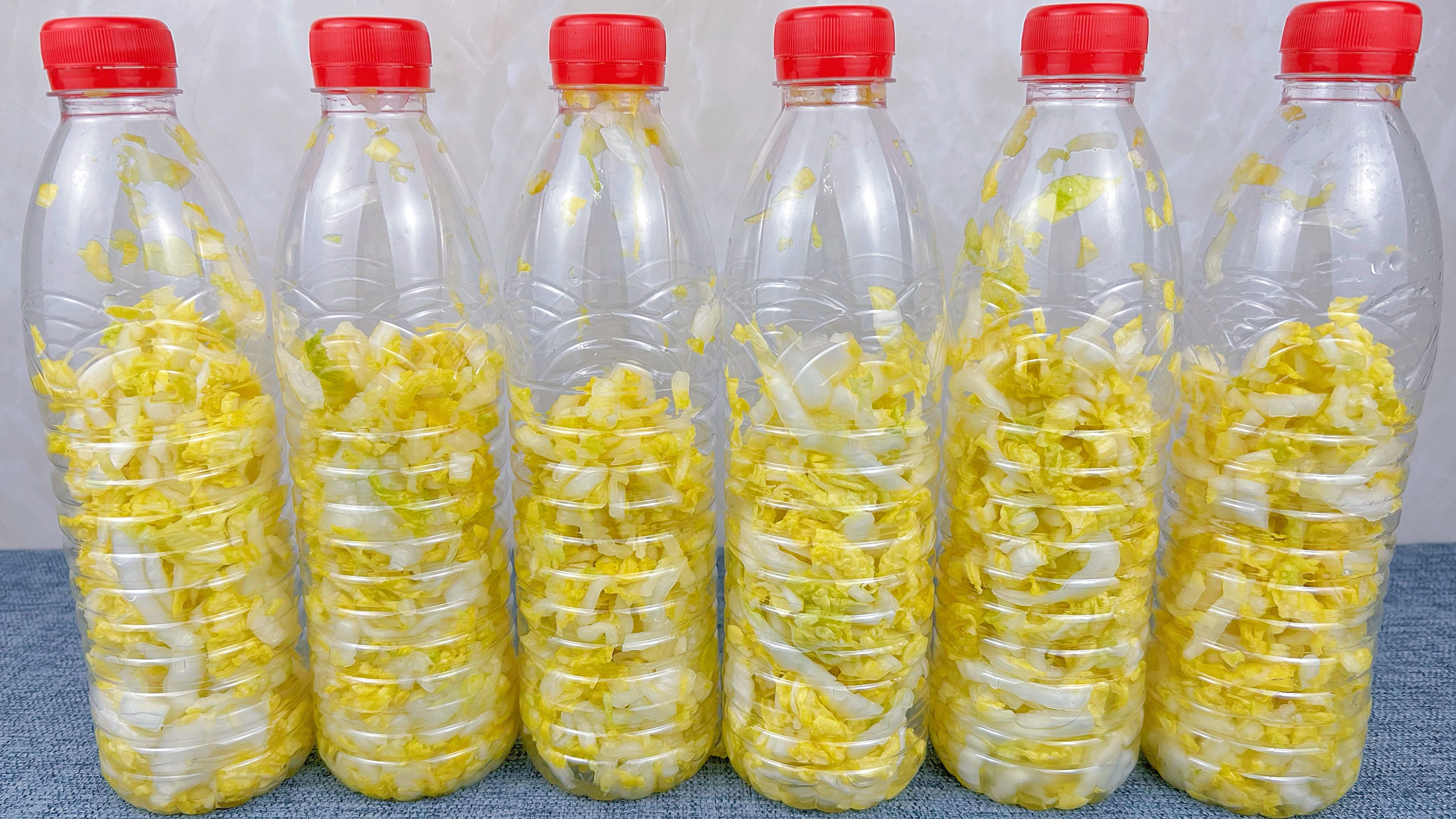 用矿泉水瓶就能腌酸菜，既简单还0失败，每年冬天我都要做十多瓶