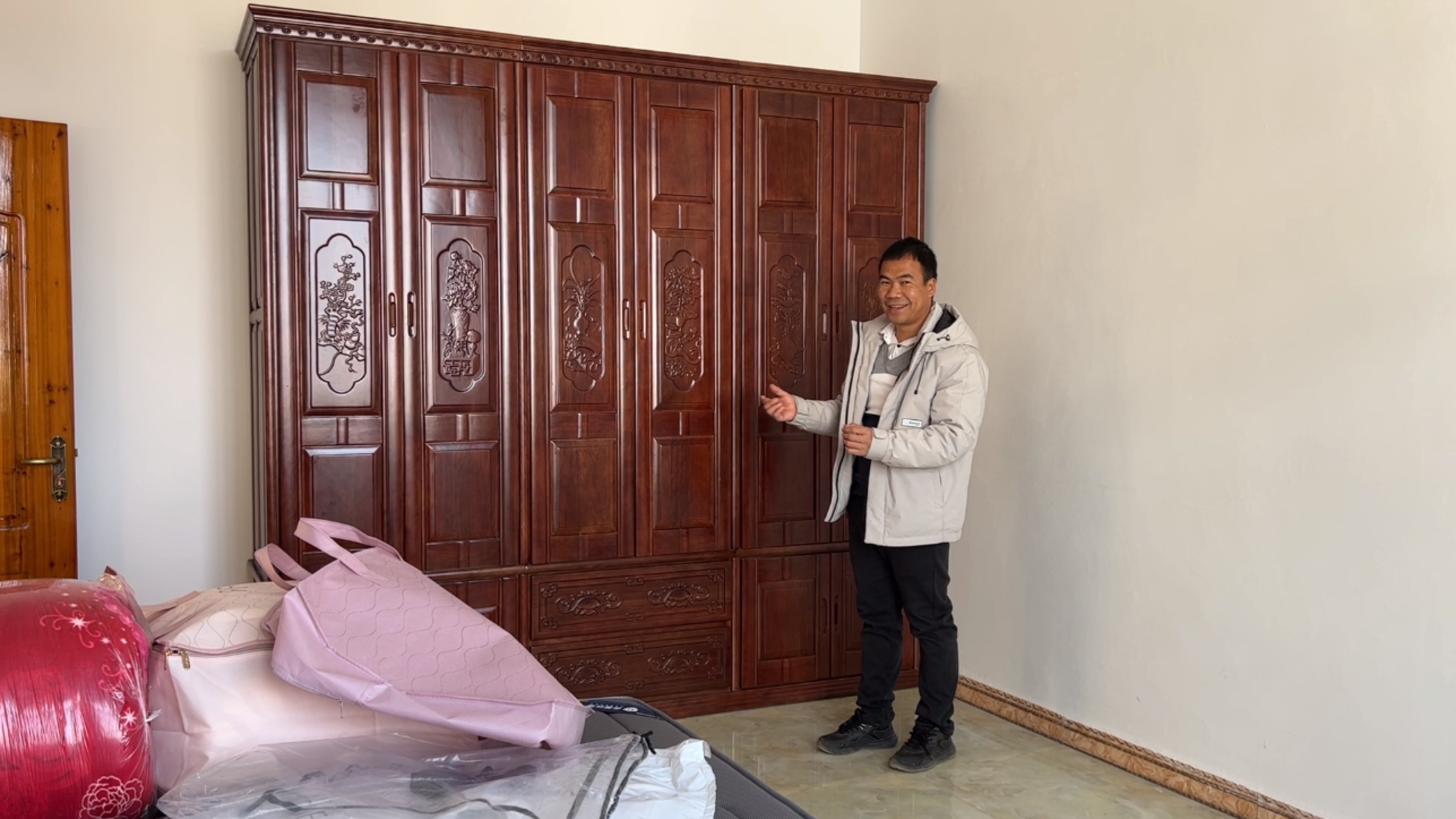 新家具布置完毕,阿金按自己想法摆设柜子与沙发,看看这样合理吗