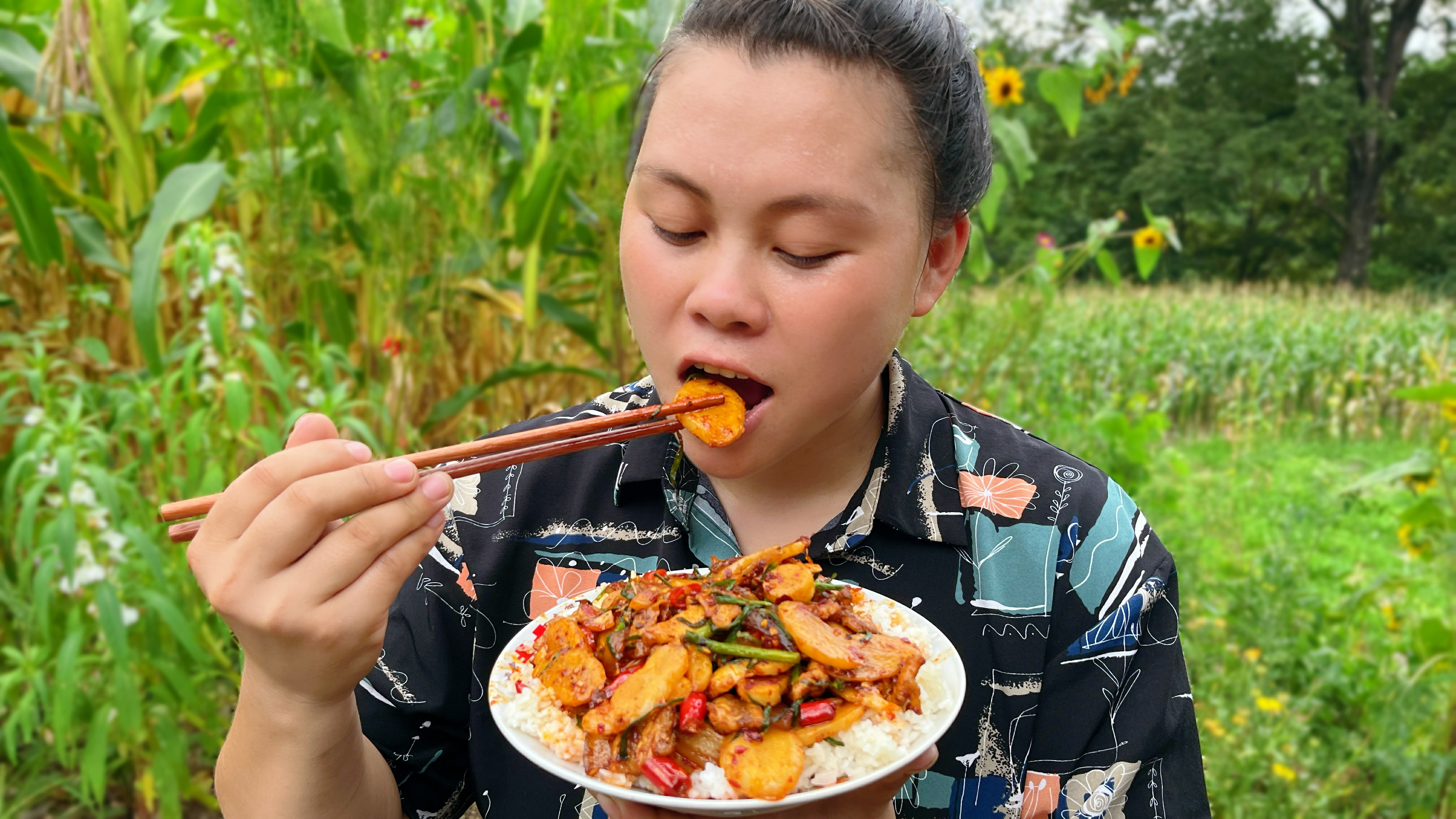 摘些野菜喂兔子,再做个爆辣下饭菜?一人一碗又把欧妹辣得直流汗