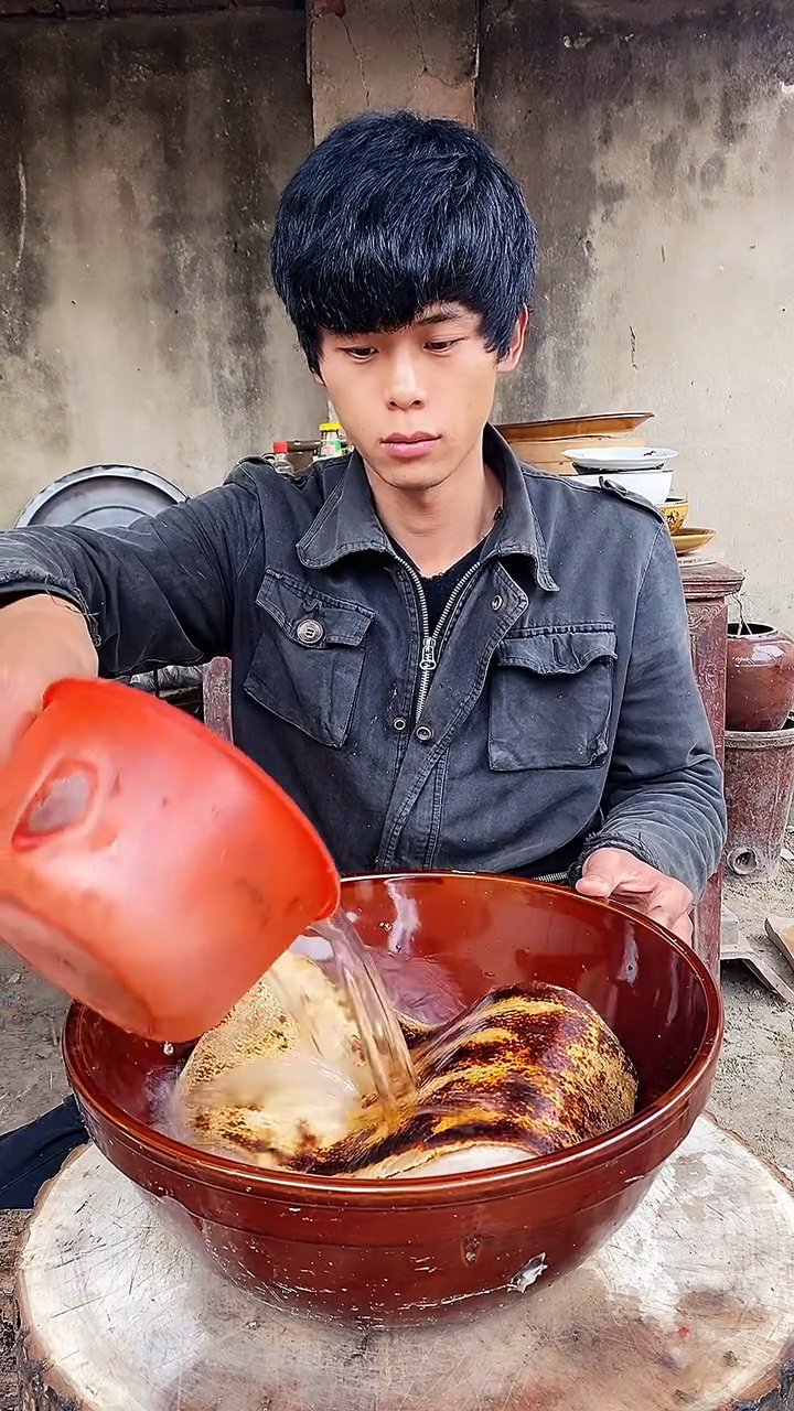 这就是农村表哥的日常眼前的这幕恕我直言真会吃