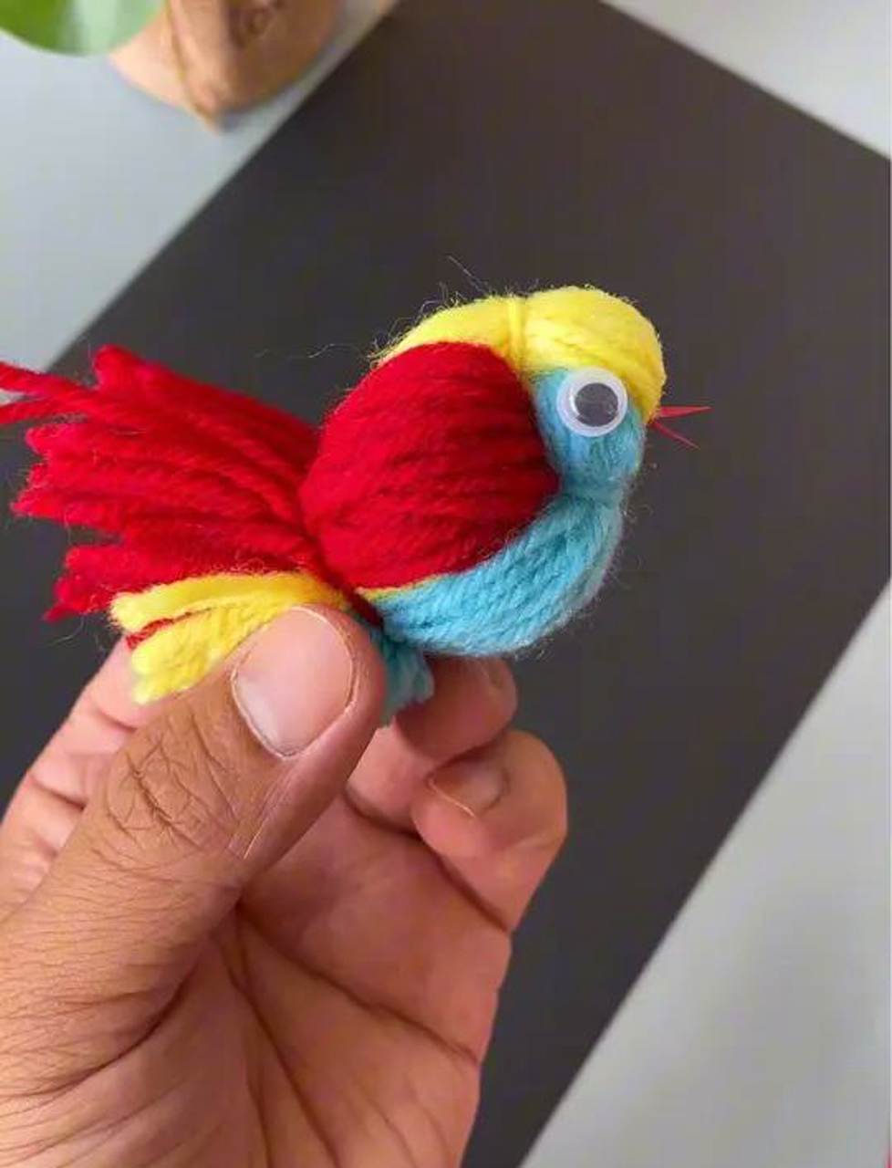 翻翻家里旧毛线,给孩子织个萌趣小鸟玩吧