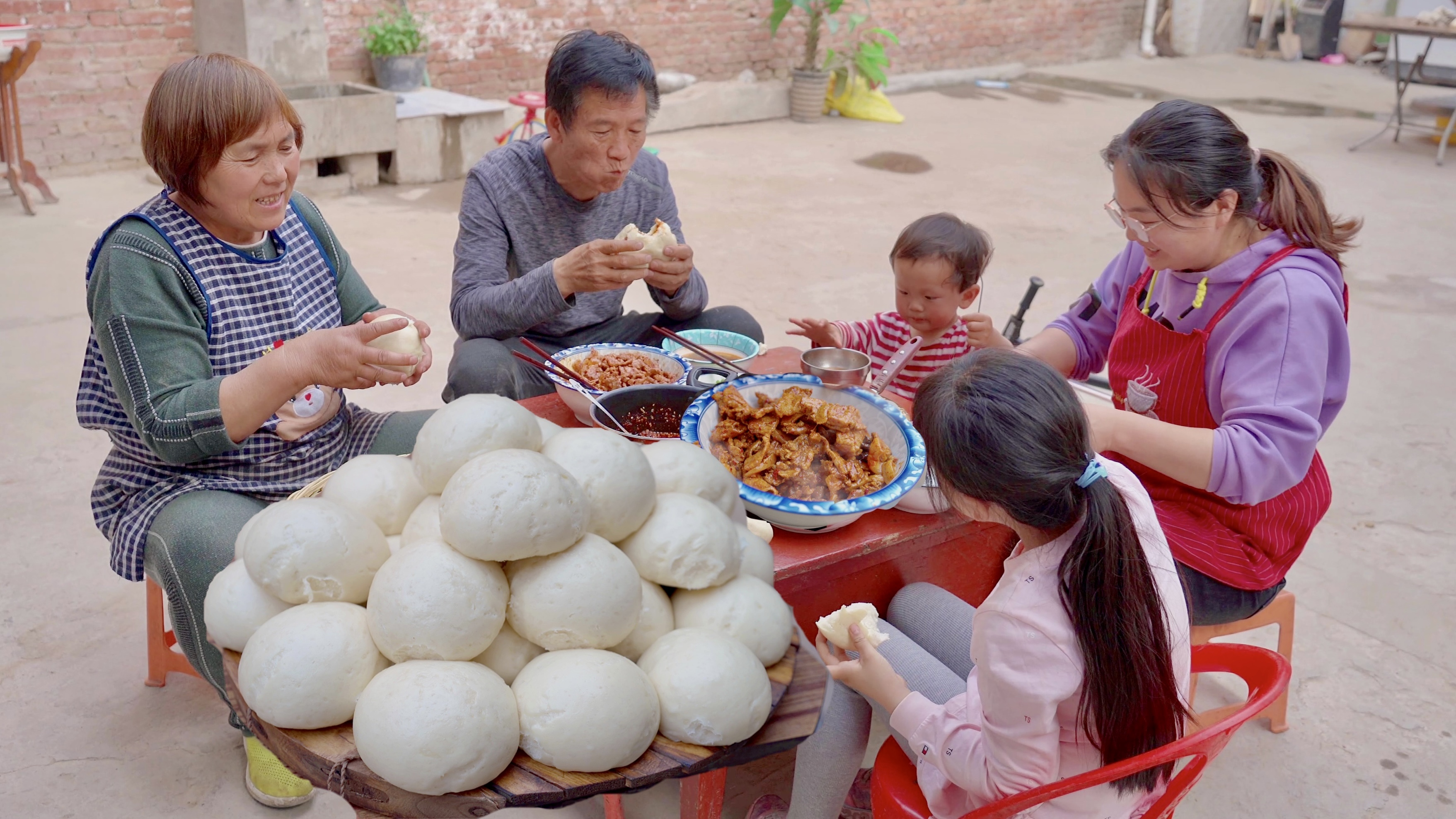 蒸几笼馒头，炒一盆家常肉片，肉夹馍吃起来美得很！