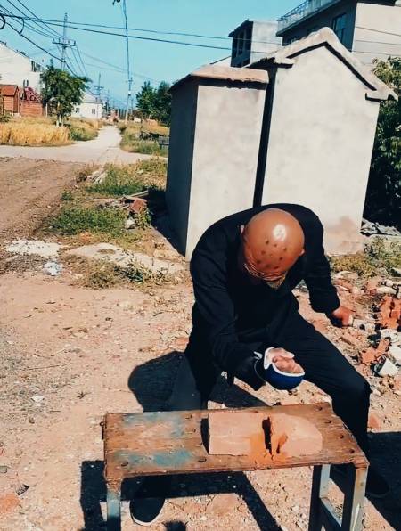 杂技表演-看大爷徒手劈砖头,真牛!-度小视