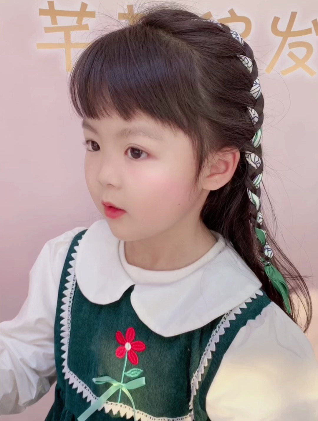给女儿扎了一款飘带披肩发去上学她说老师夸她发型好看好开心