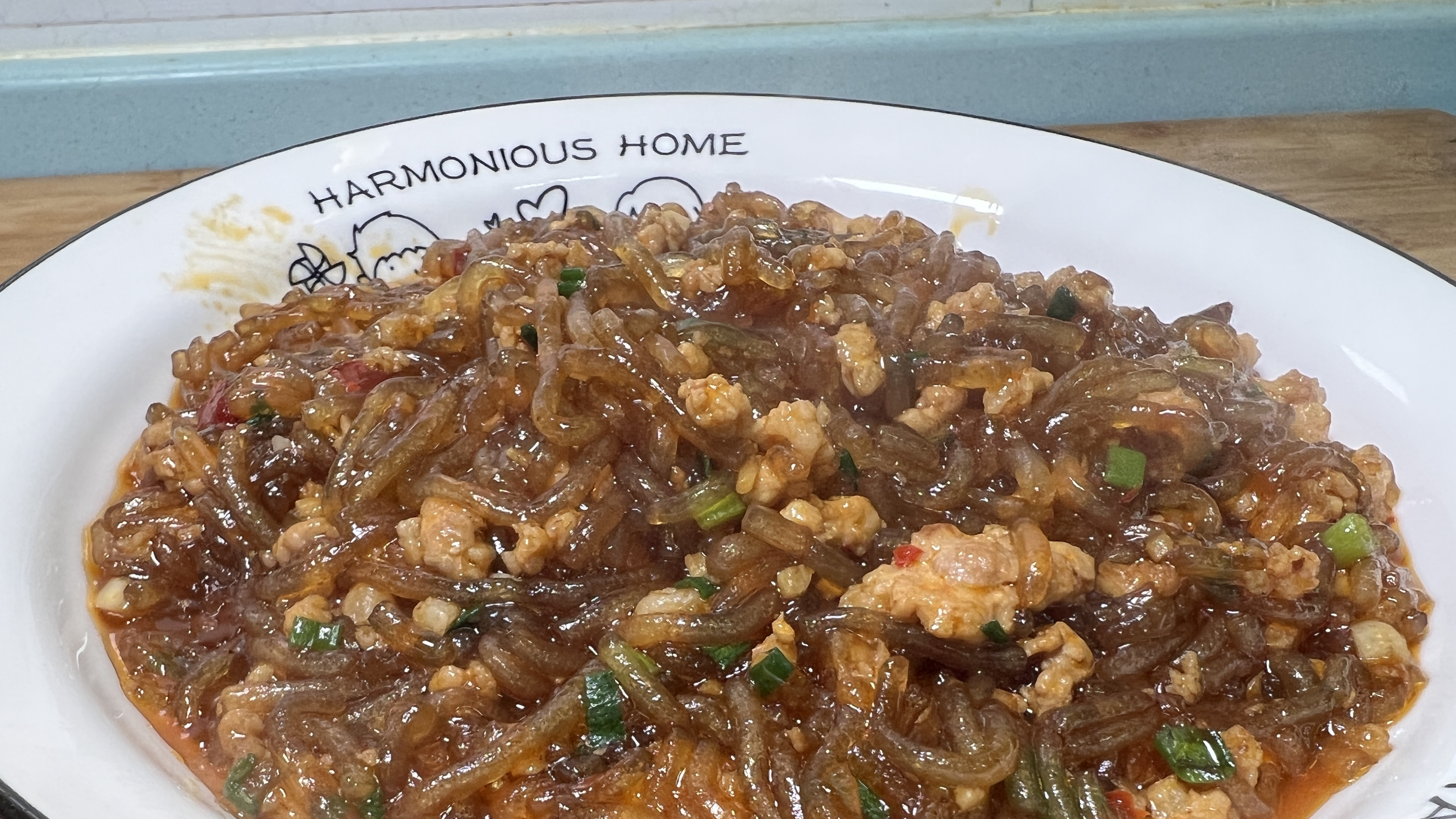 肉末粉条又叫蚂蚁上树,咸香味美,色泽红亮,粉条爽滑劲道,好吃