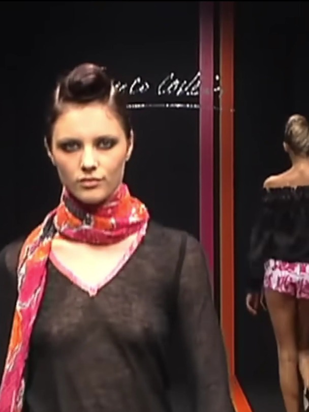 金发大美女t台走秀,完美好身材若隐若现,有没有看入迷了?