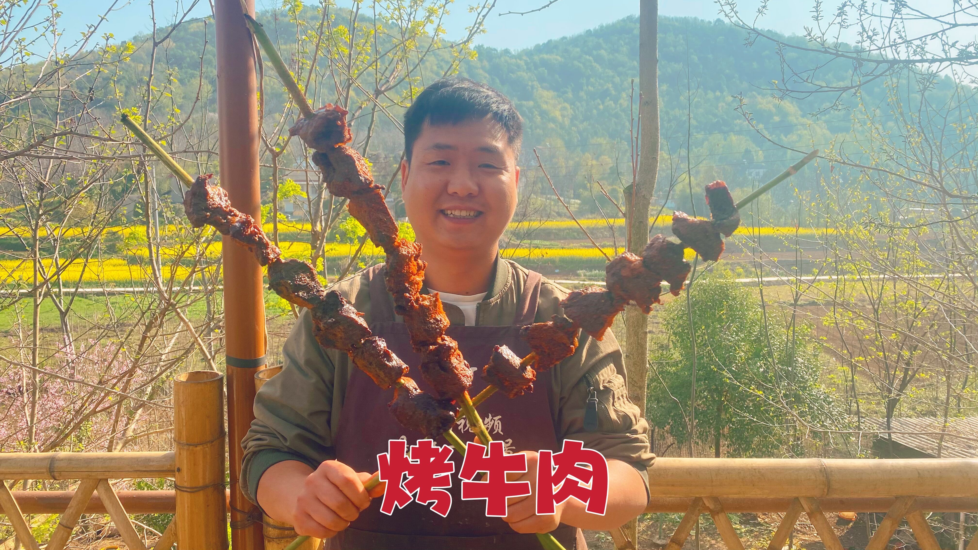 牛肉切拳头大烤着吃，麻辣椒香，下酒真爽