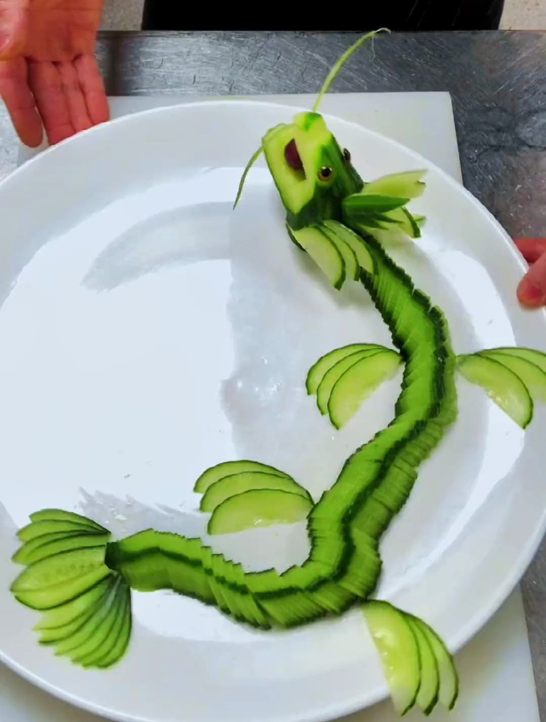 简单漂亮的黄瓜龙盘饰造型,摆盘技巧-度小视