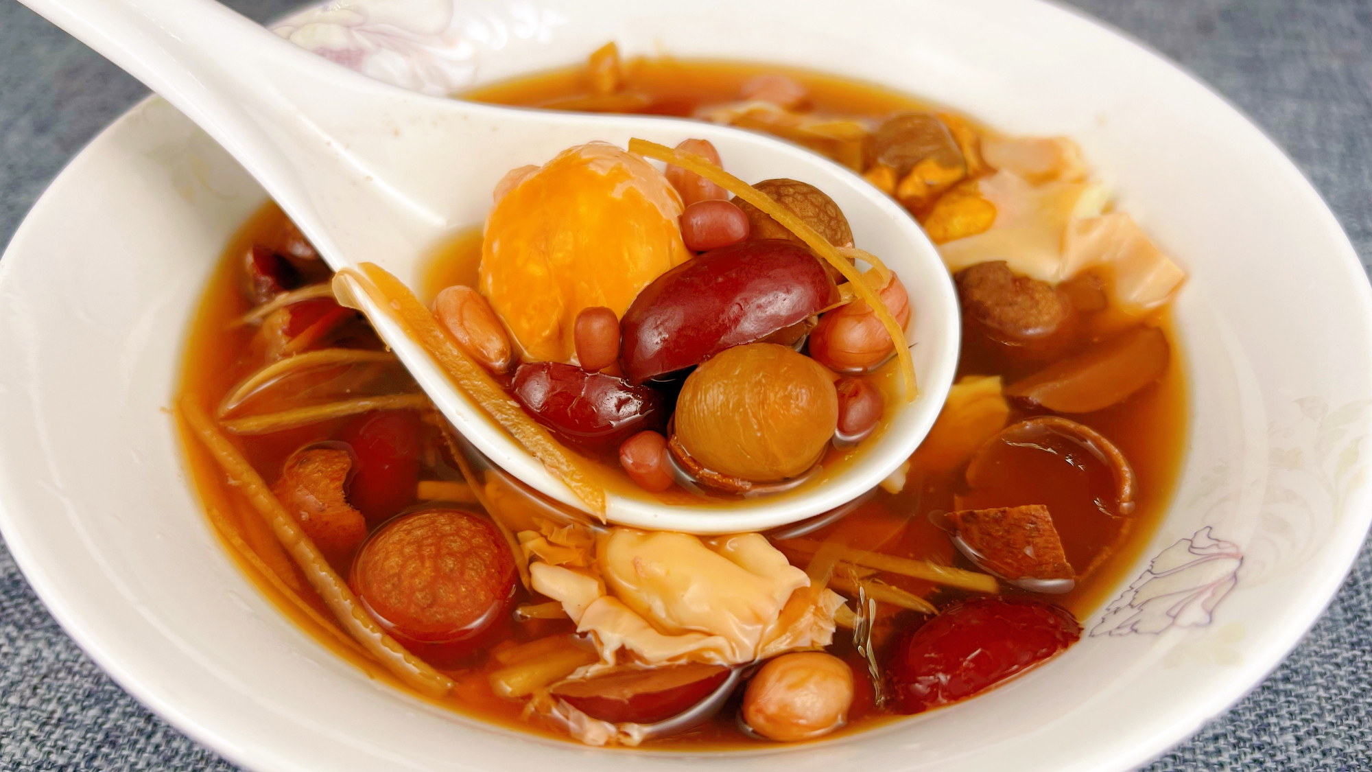 女人要多喝这碗汤,美容养颜,常喝面色红润气色好,一觉睡到天亮