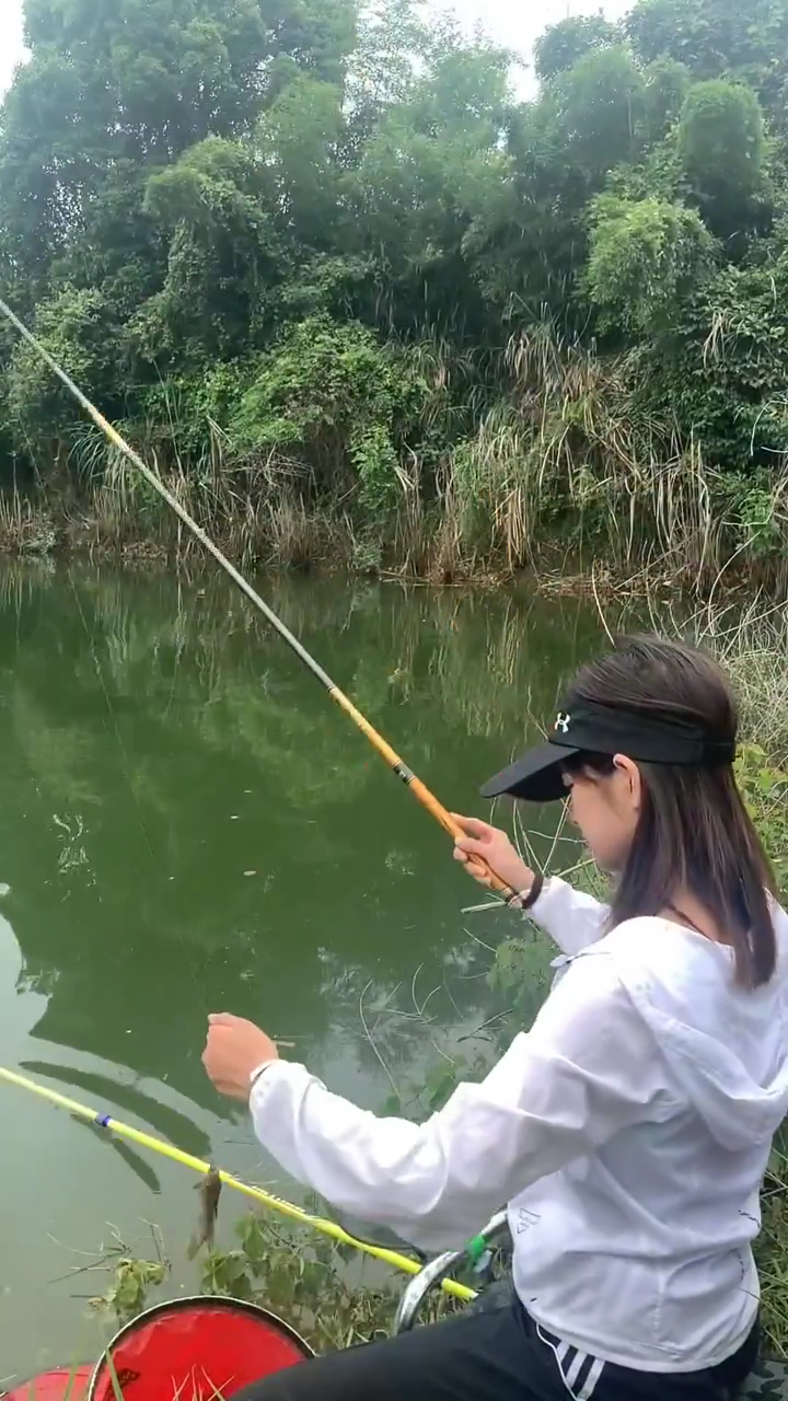 女钓友不光能钓鱼,这鱼汤烩面也不错!