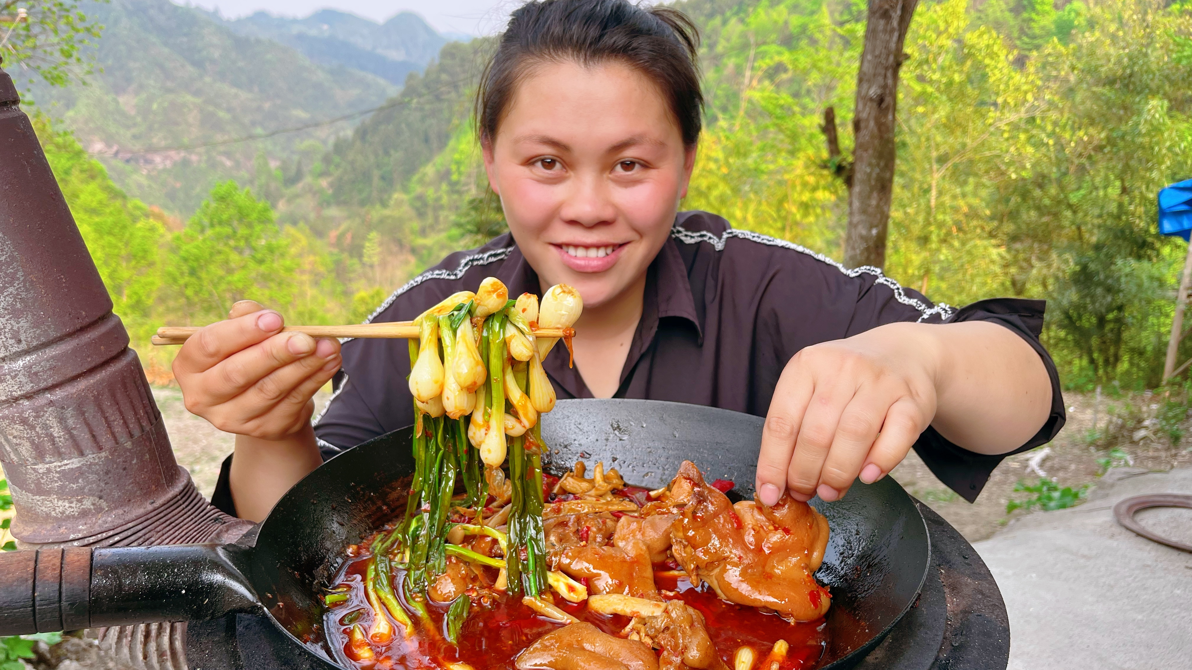 今天很闷热，欧妹洗两个猪蹄煮一锅，配上葱和萝卜干吃得满头汗