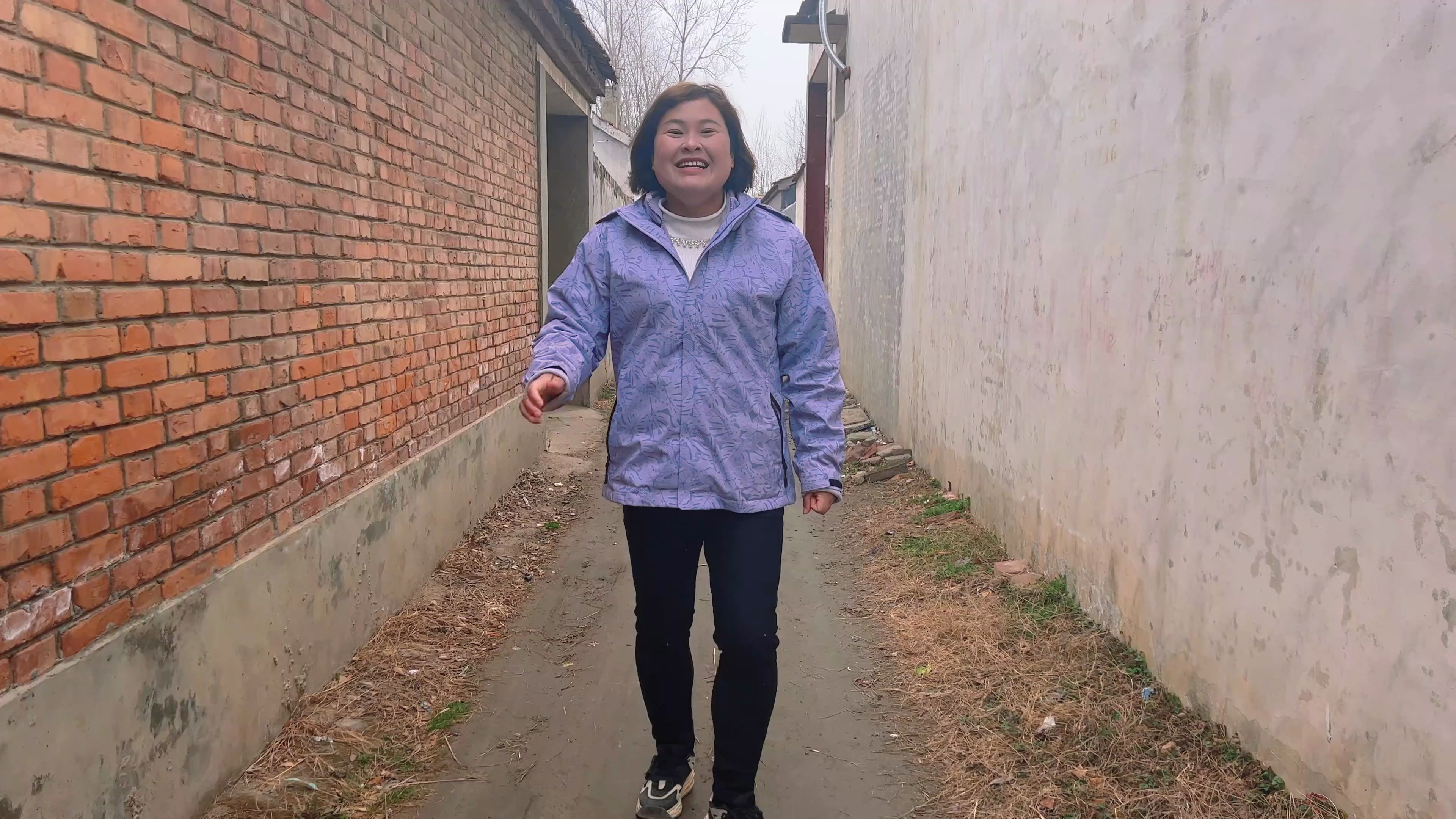 闺蜜今天过生日 给她买束花买个蛋糕 闺密激动的见面就给我个拥抱