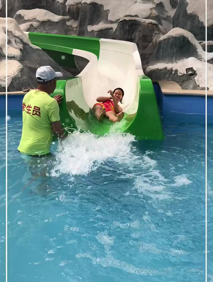 水上乐园拍到一幕,小姐姐落水的瞬间,这个救生员厉害!