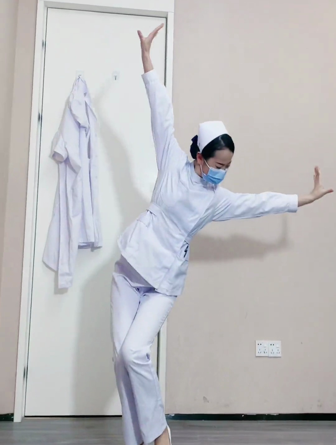 都注意啦哈 路边的野花不要采 护士跳舞