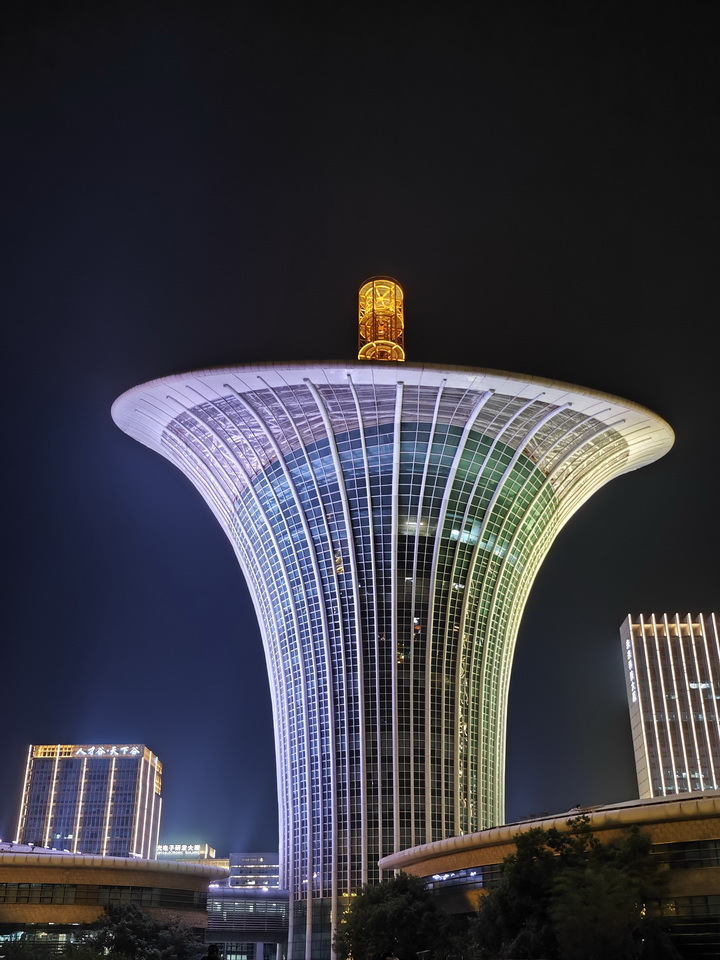 武汉光谷夜色阑珊,打卡城市风景地标,醉美马蹄莲建筑