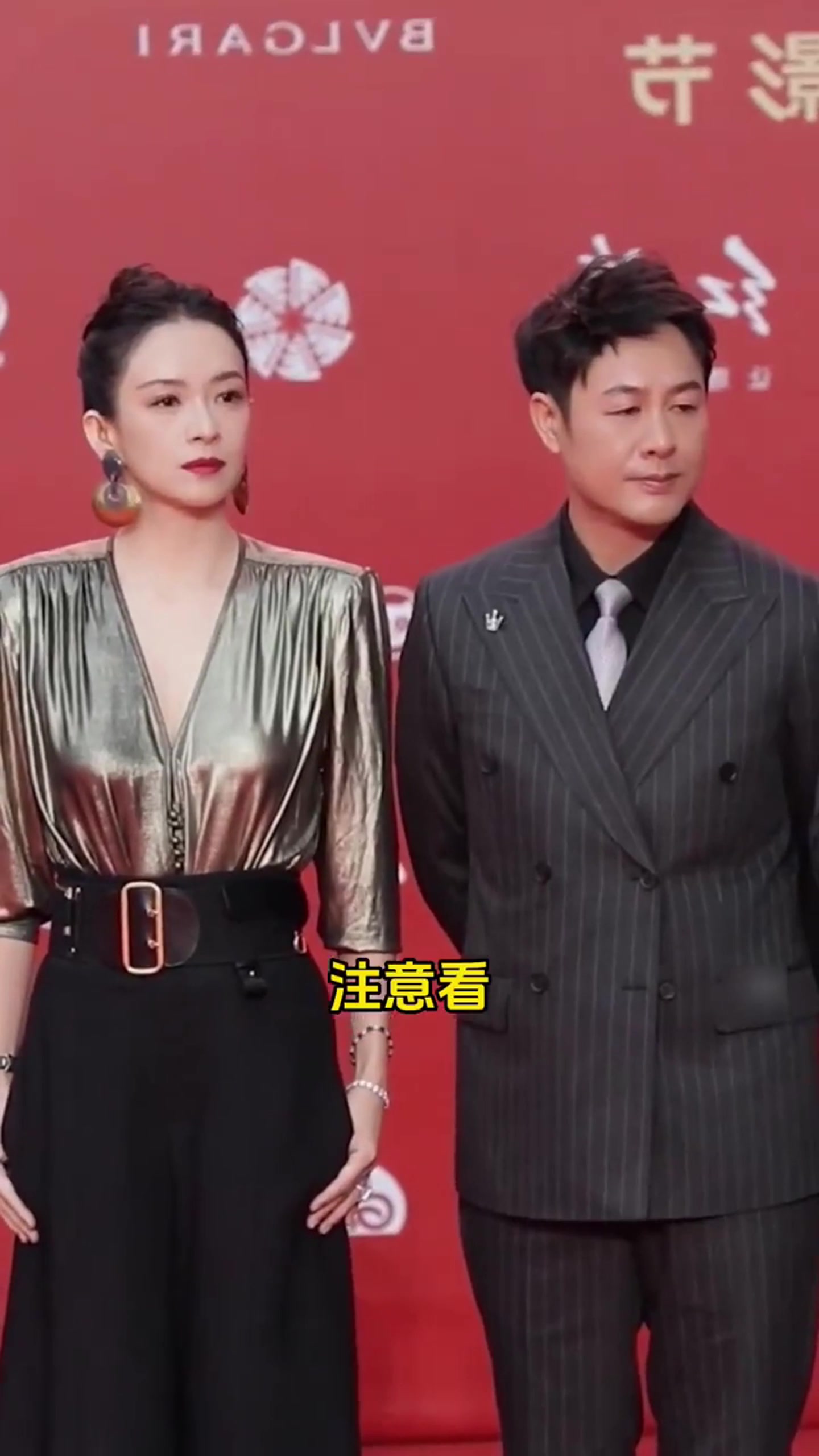 当章子怡和张颂文一起合影时,两人好像都有什么心事,不知道