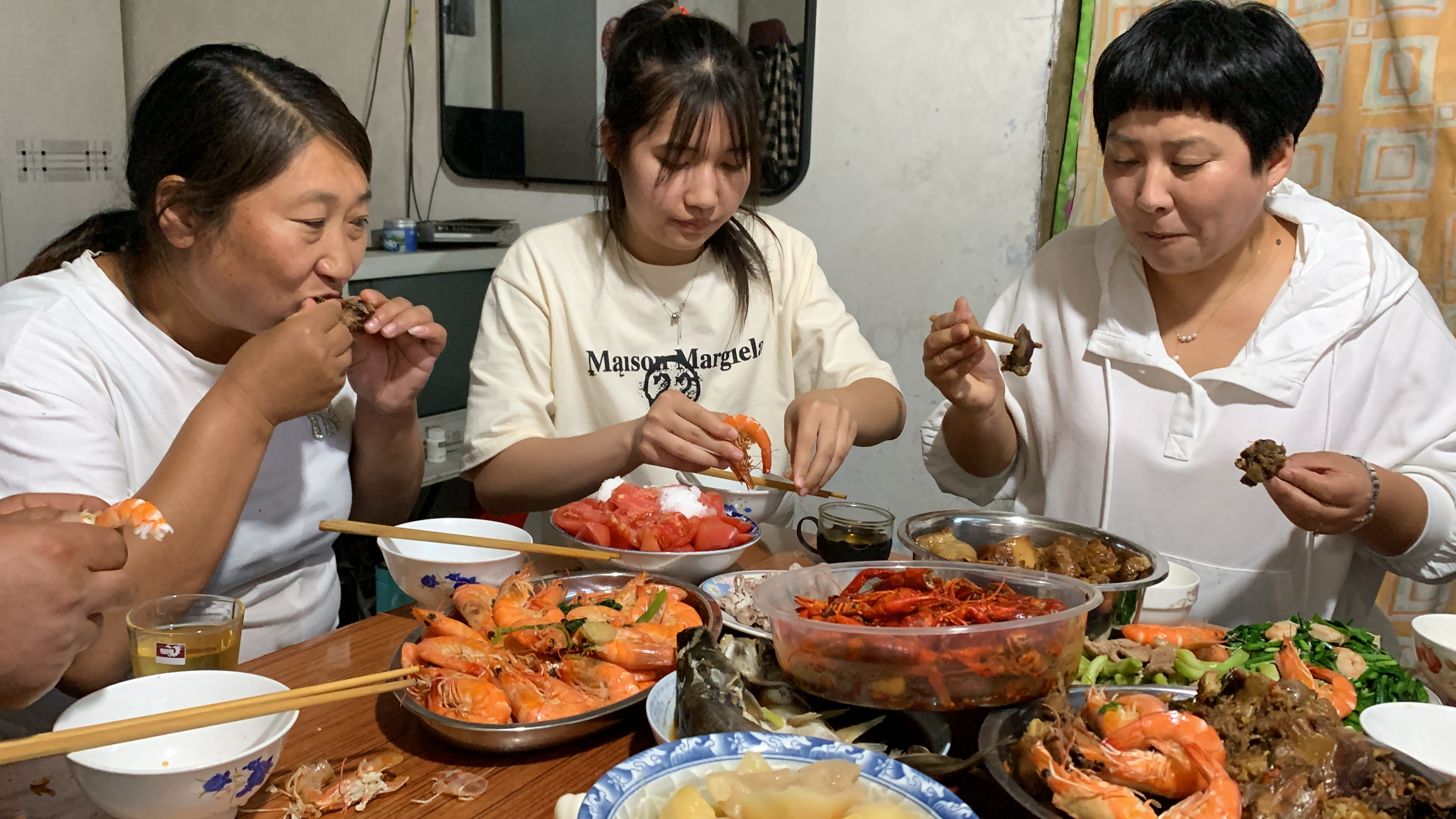 两个闺女回娘家,看妈妈做了什么好吃的,说说笑笑好开心