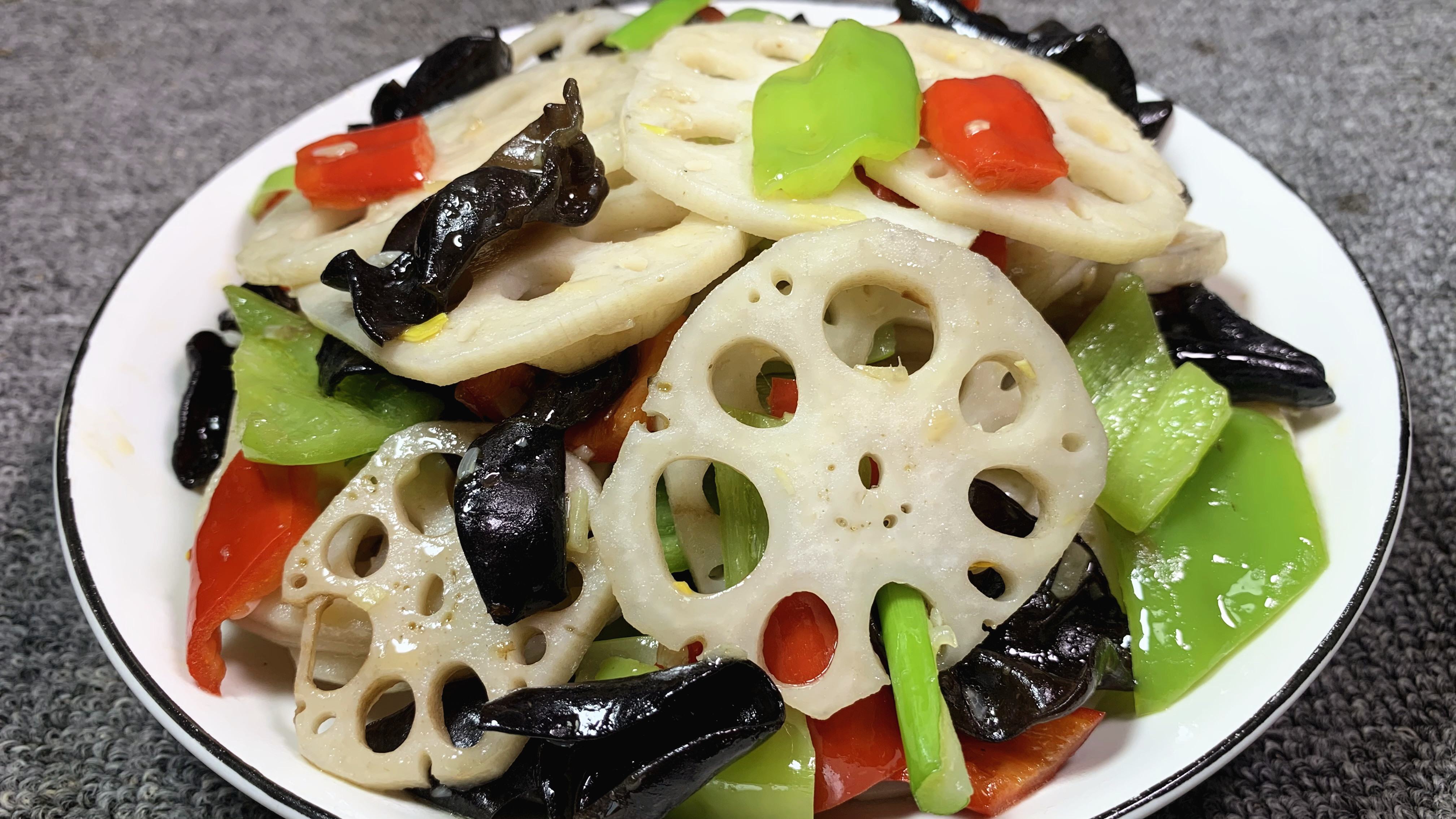 炒莲藕时，记住不要直接下锅炒，学会一招，脆爽入味，可口不发黑