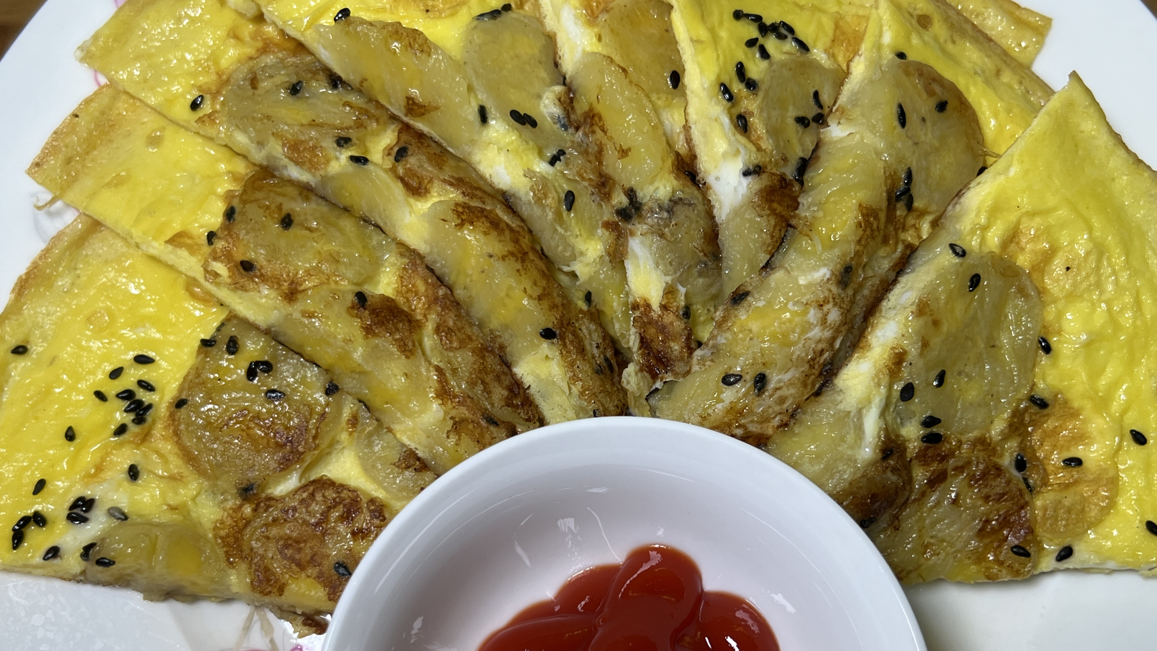 两个香蕉,三个鸡蛋,做美味香蕉鸡蛋饼,软糯香甜,简单好做好吃