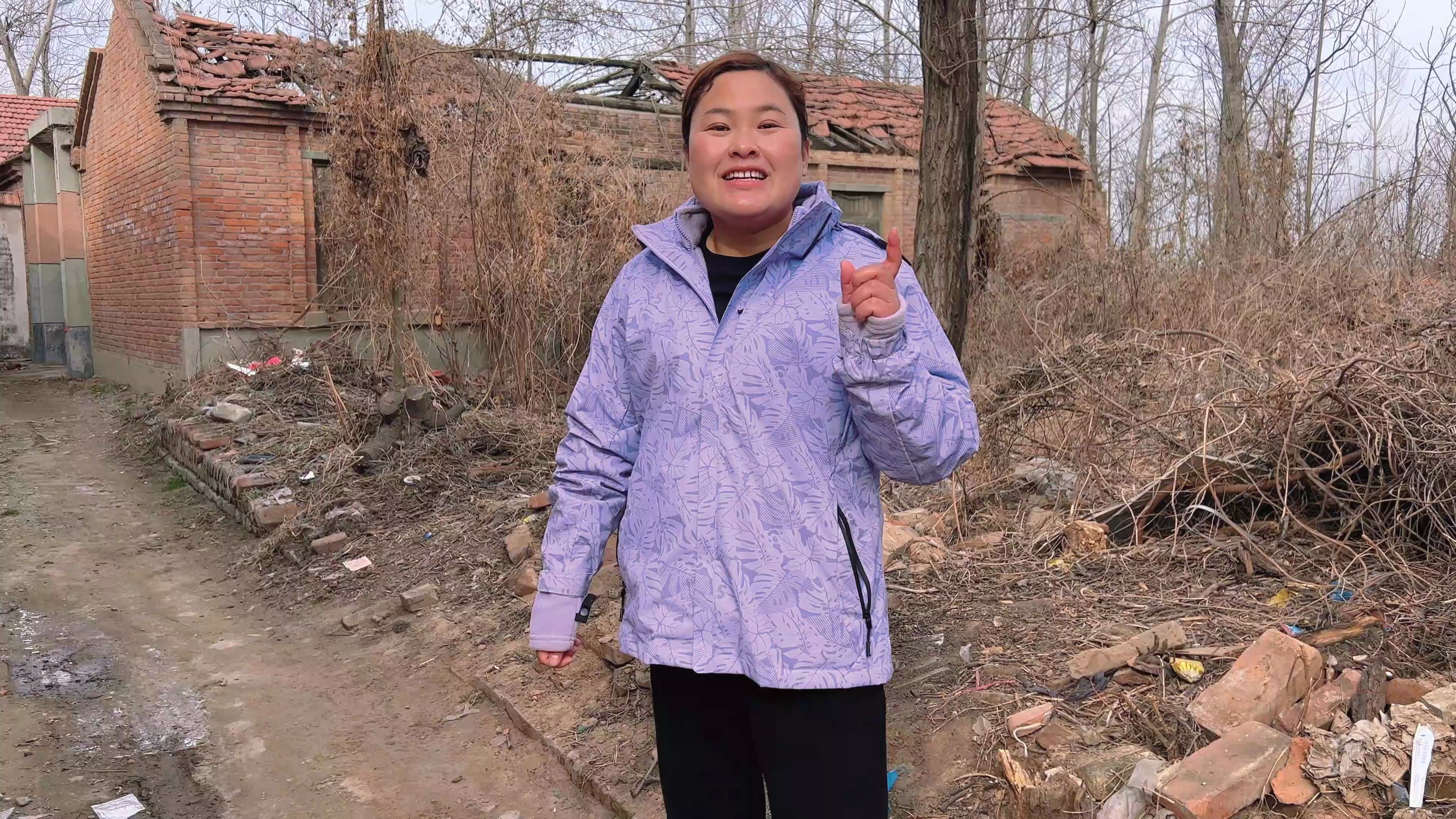 春天了 又到吃野菜的季节 和嫂子去大棚里挖芨菜 再做锅红薯稀饭