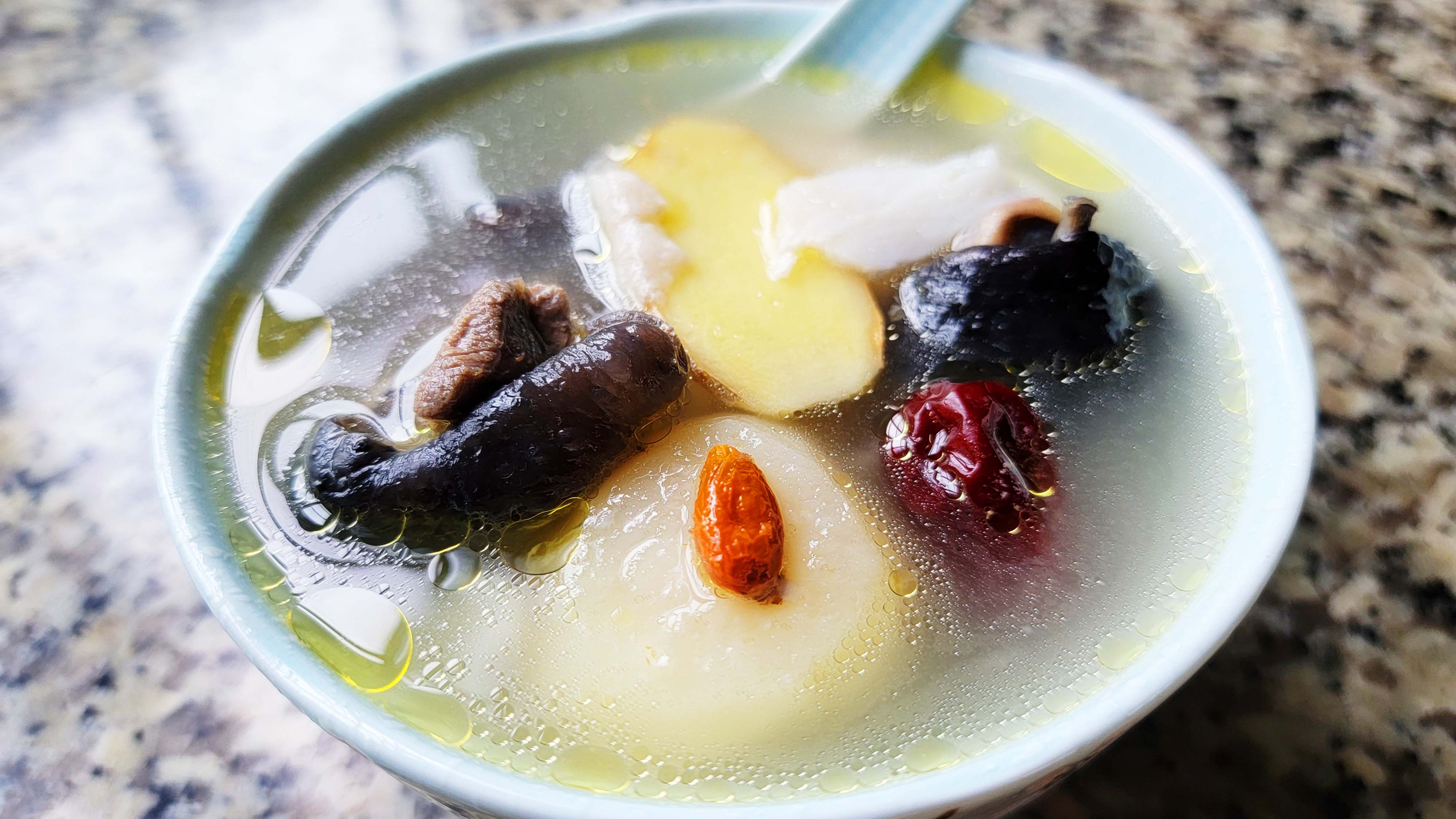 这样做的乌鸡汤,清甜营养,好喝不腻,学会给家人做一个吧