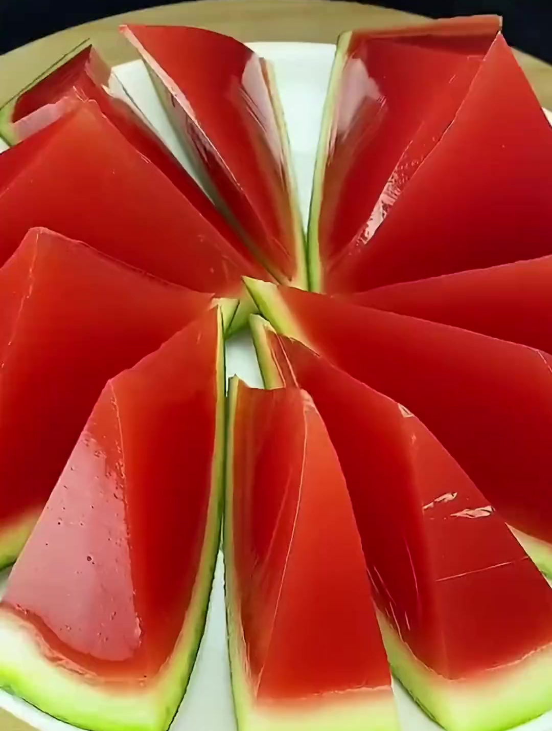 孩子想吃果冻,自己在家做一个西瓜果冻吧,qq弹弹的太好吃了