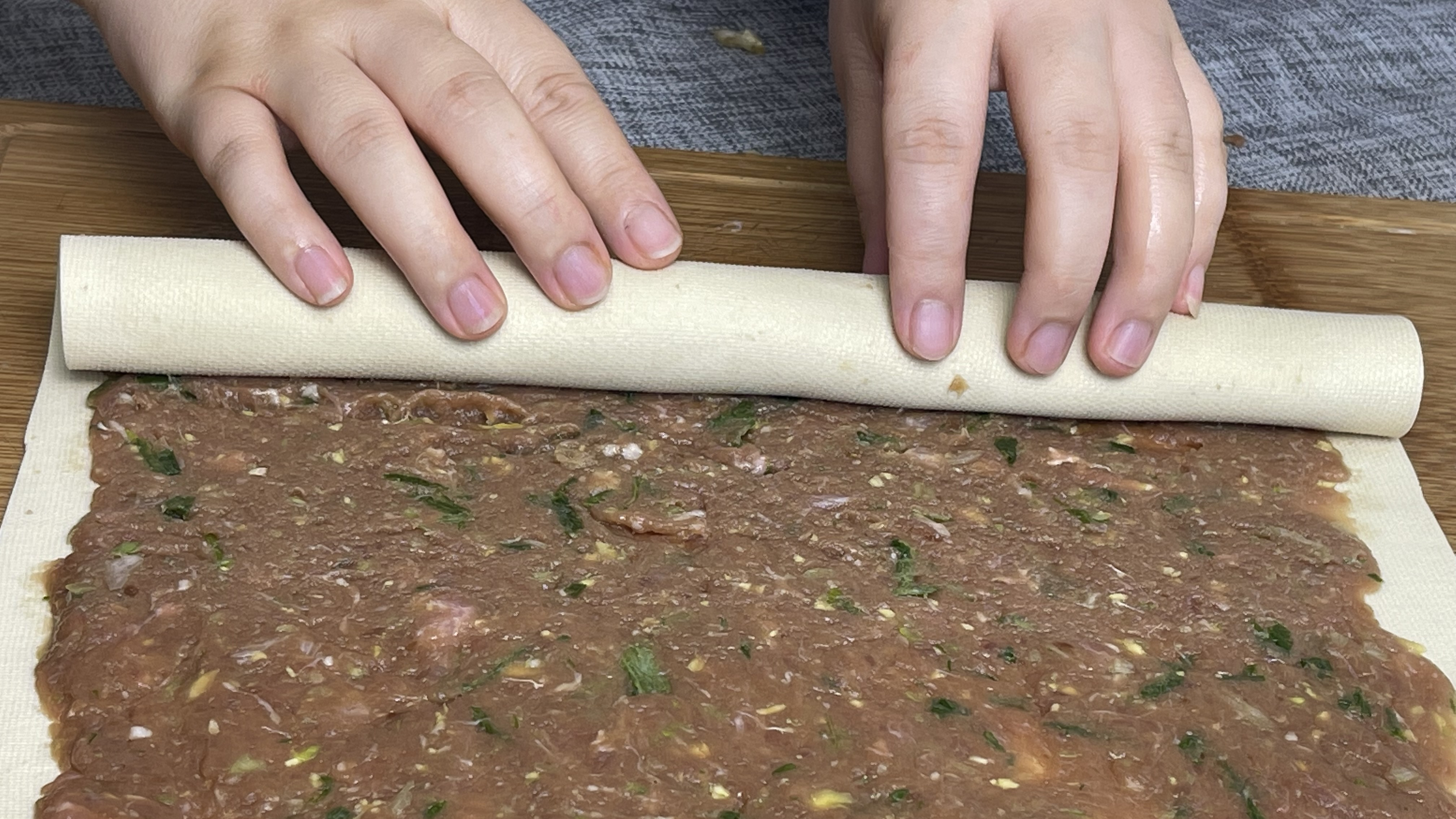 每年过年,我家必备这道菜,一卷一蒸,鲜香美味又营养,上桌光盘