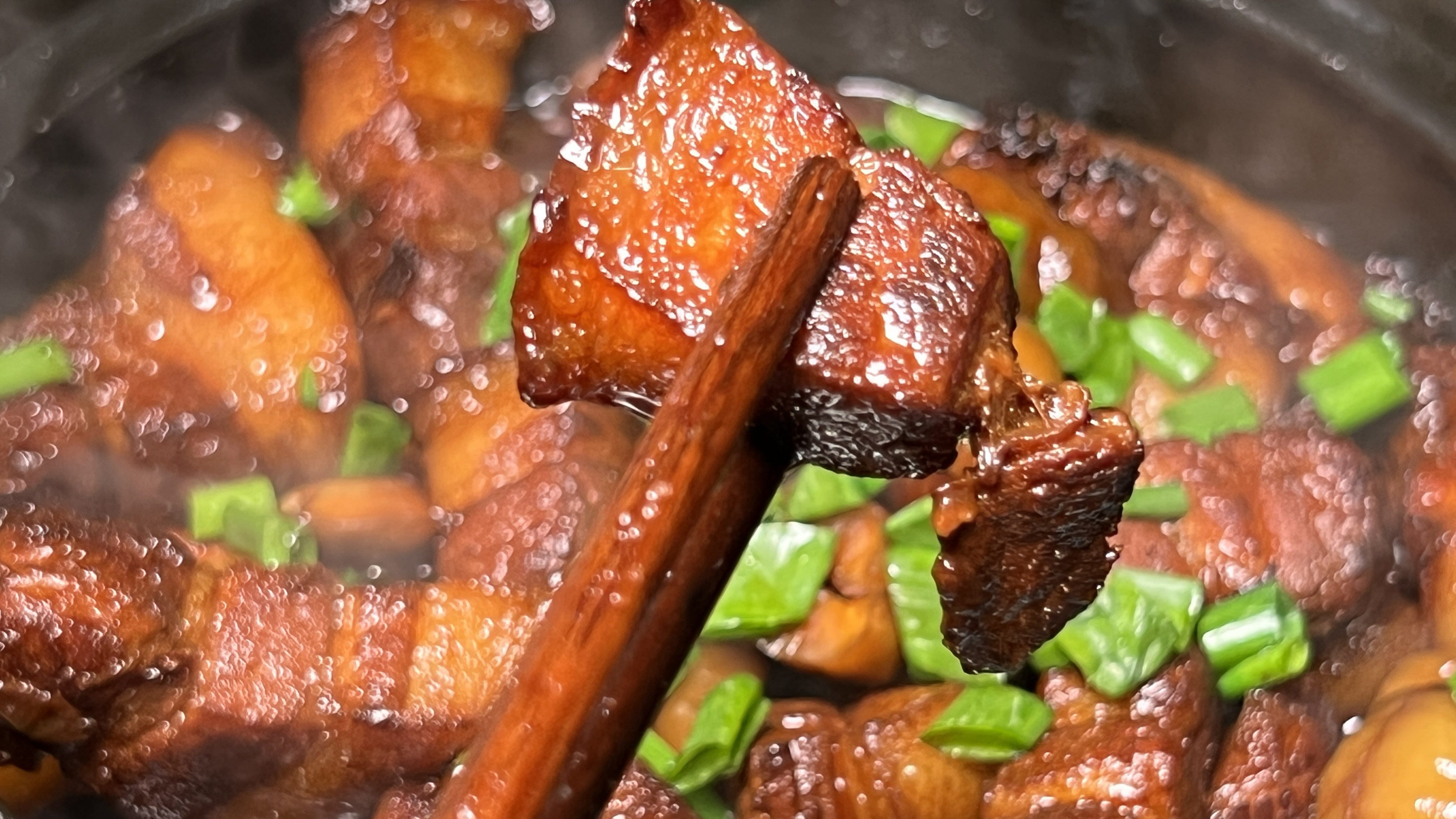 红烧肉还可以这样做,板栗又粉又糯,色泽红润肥而不腻,好吃下饭