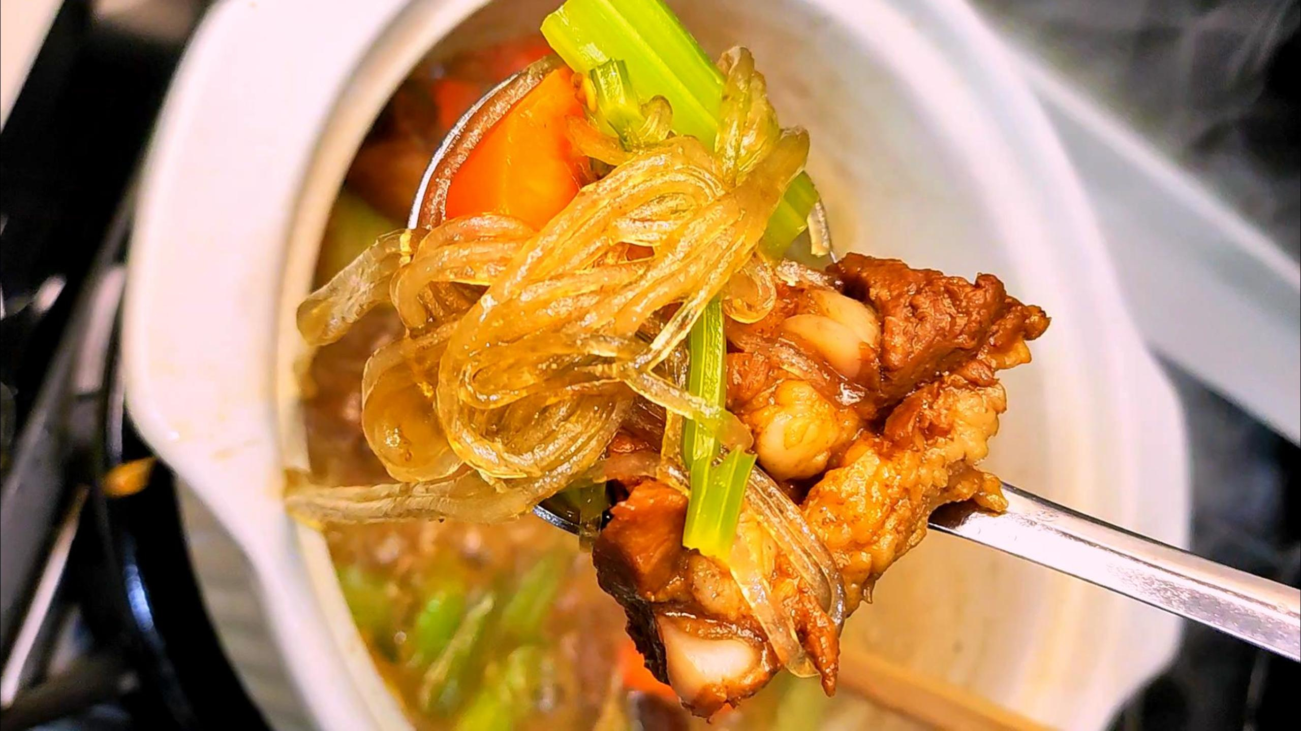 热乎乎的砂锅羊肉芹菜粉条,暖身驱寒