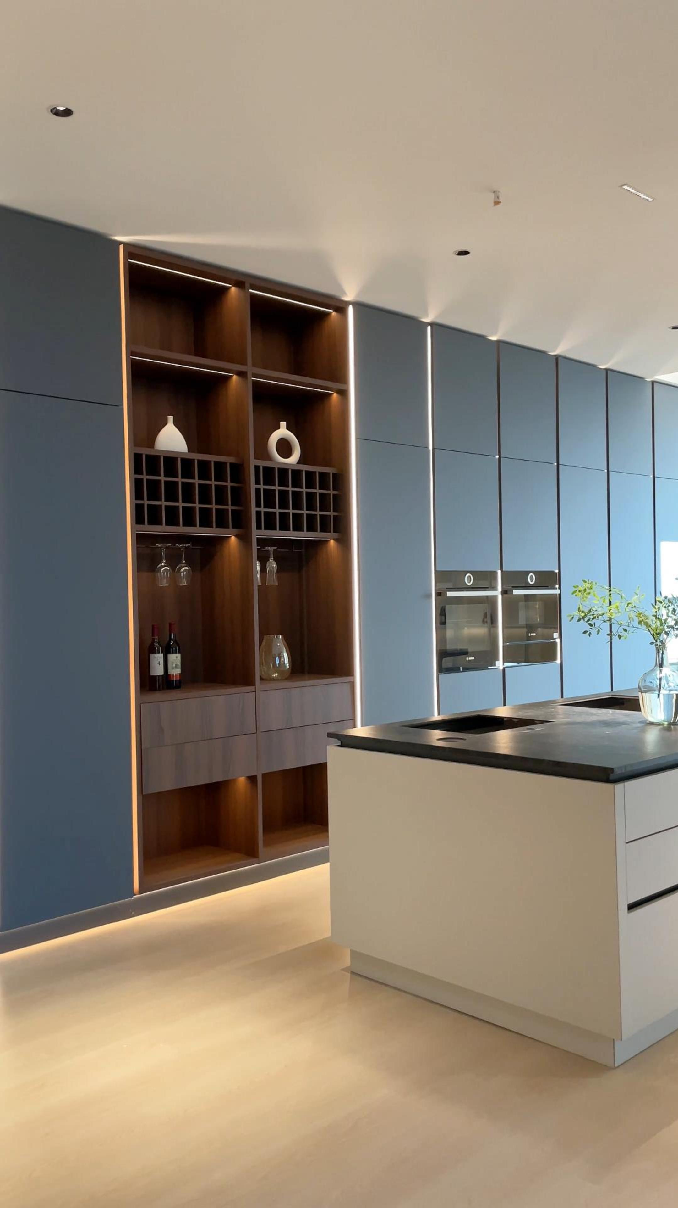 西厨橱柜酒柜,俪曼全屋定制,岩板岛台餐桌一体设计