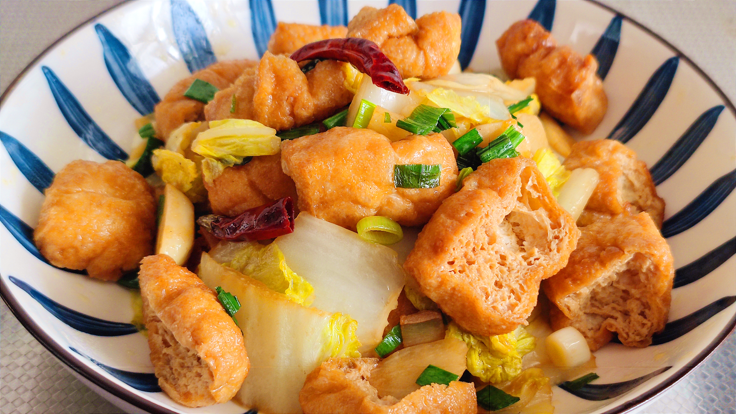 这样做的白菜炒豆腐泡最好吃,营养入味,鲜香又下饭,家人都喜欢