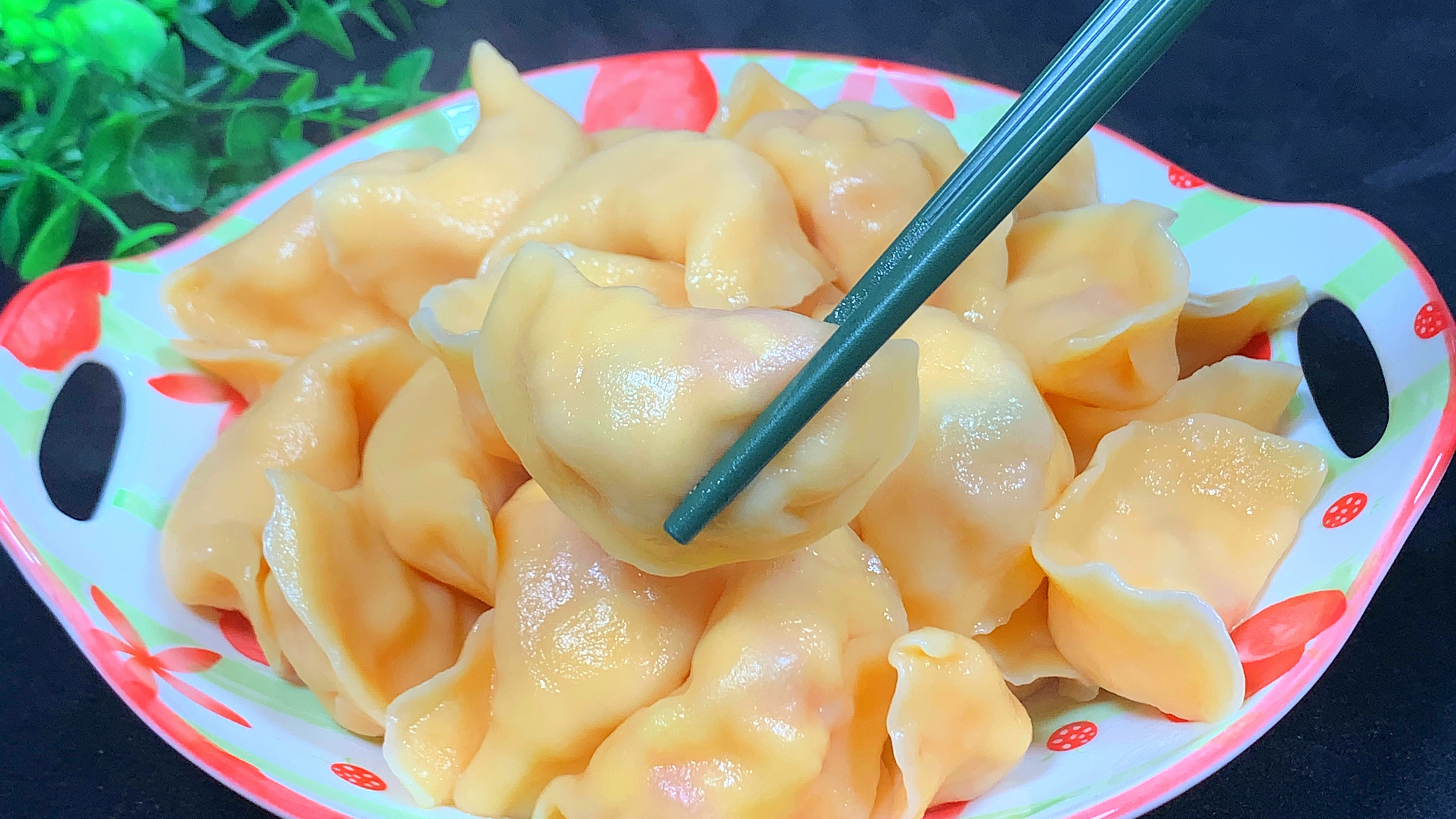 西红柿鸡蛋饺子，最怕加一堆用料，用简单的食材也能做，鲜嫩好吃