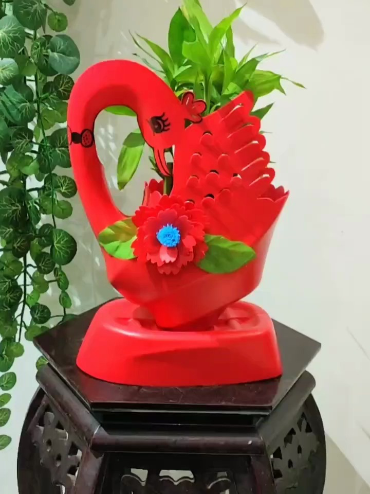 变废为宝,洗衣液瓶子制作倒置天鹅花盆,美观又环保!