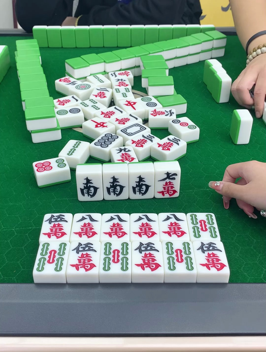 「麻将」打牌三人行,强势杠连杠,高手就是不一样