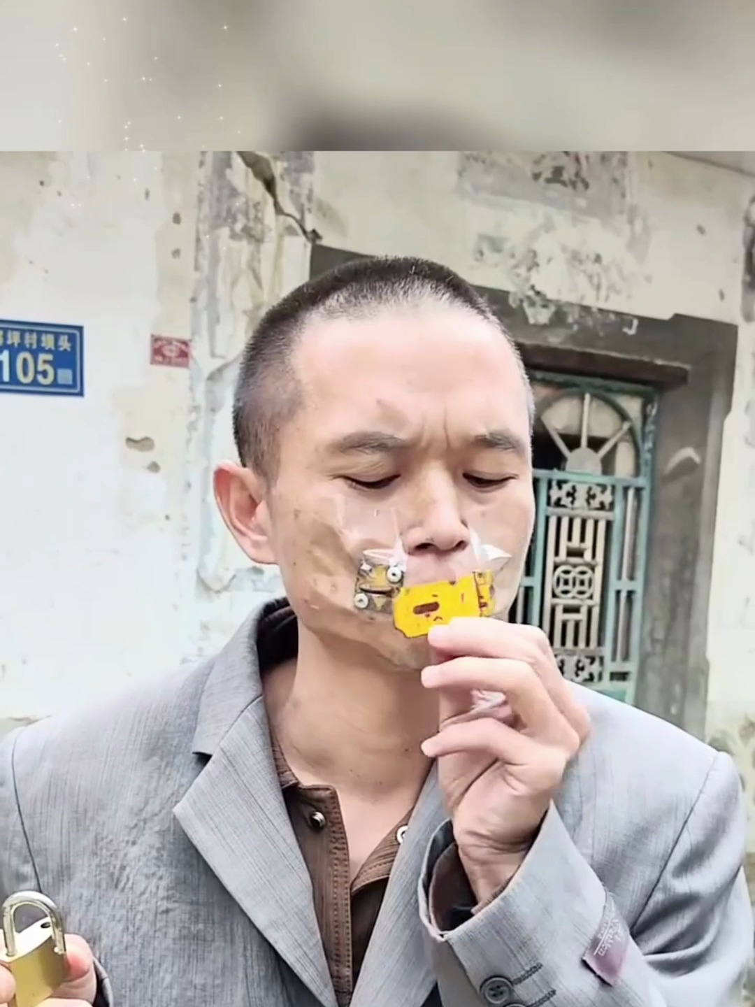 老婆嫌丈夫话太多,于是在嘴上上了一把锁,这有用吗?