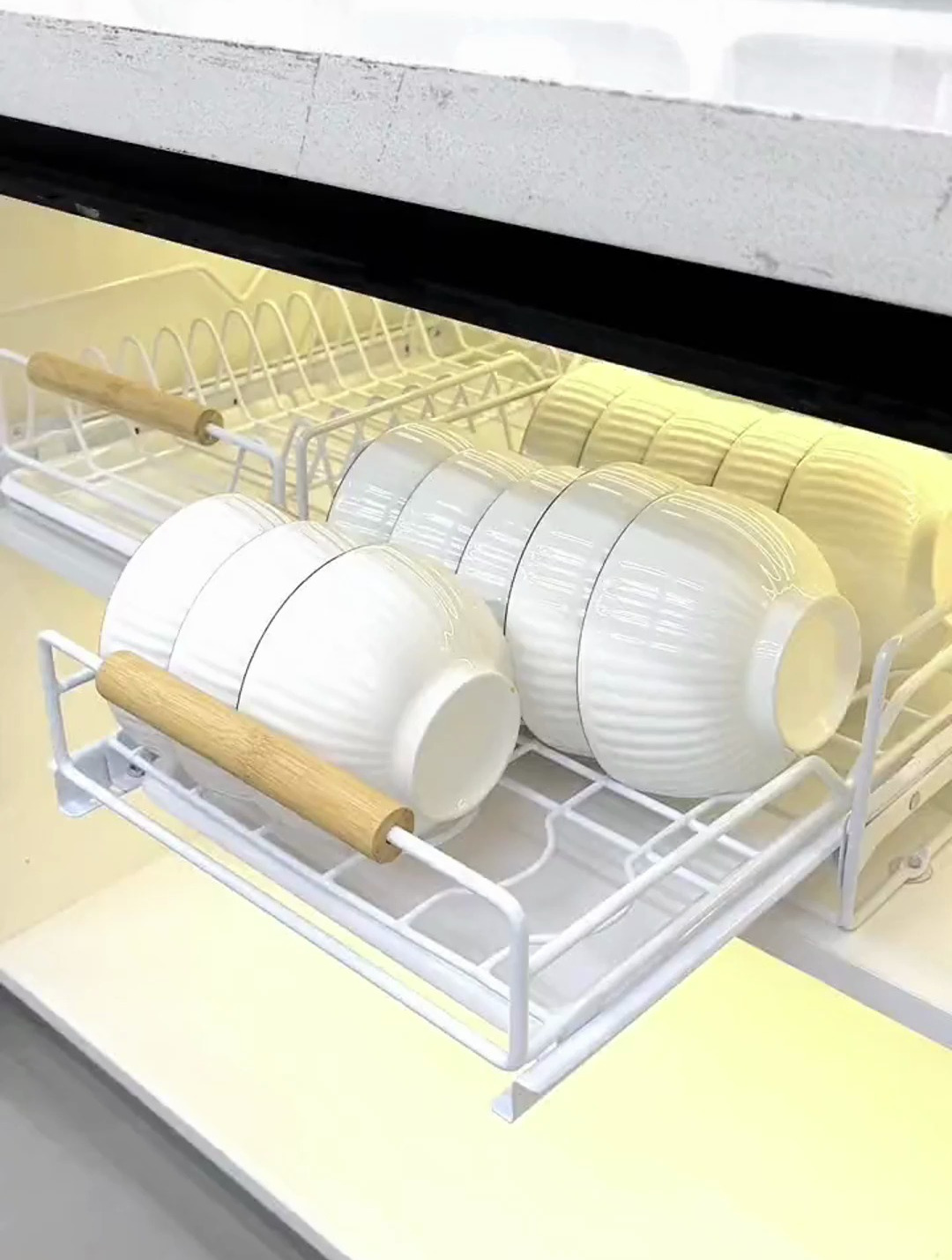 橱柜抽拉设计真得劲,深柜浅柜都能用,碗碟沥水不藏菌!