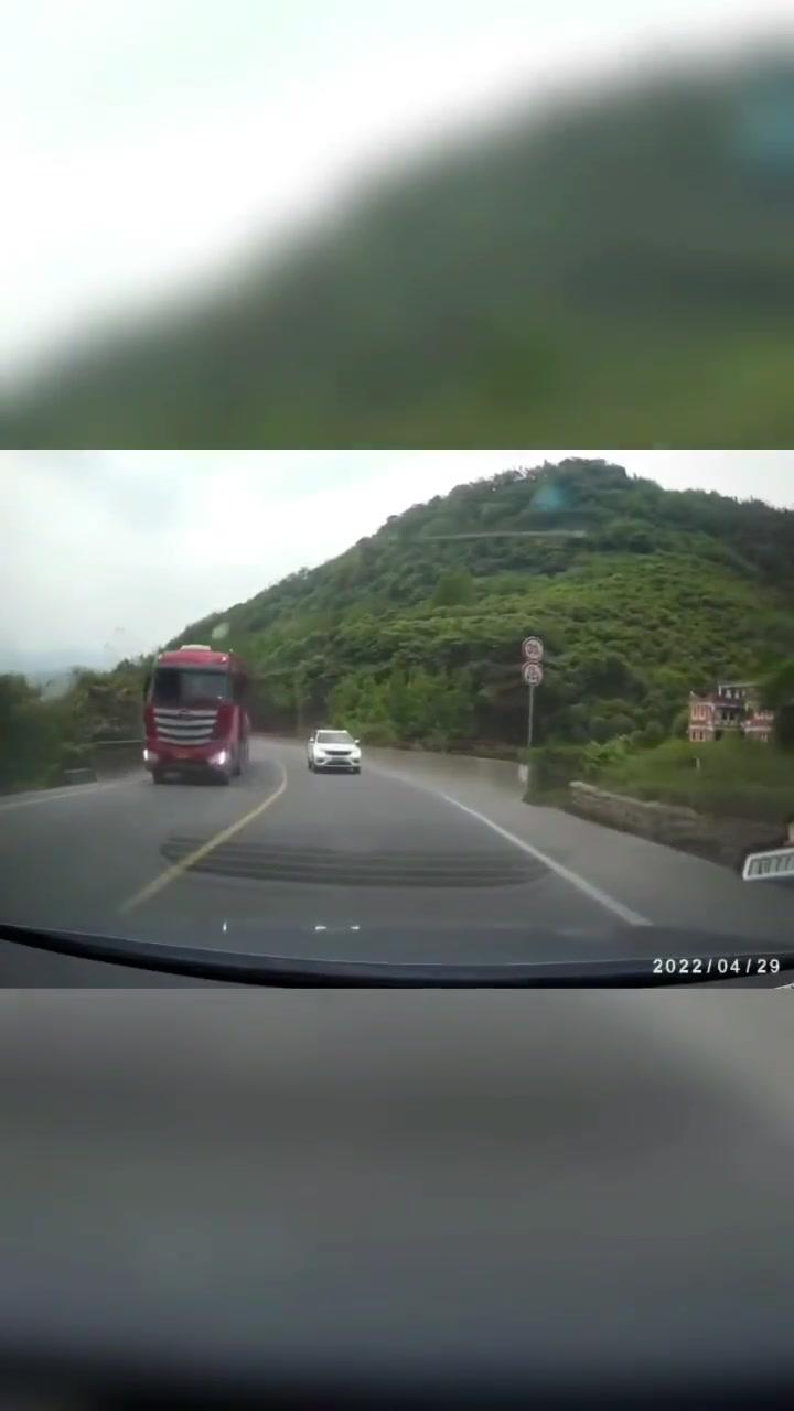 危险瞬间道路千万条安全第一条弯道超车很危险后续最新消息山区弯多坡