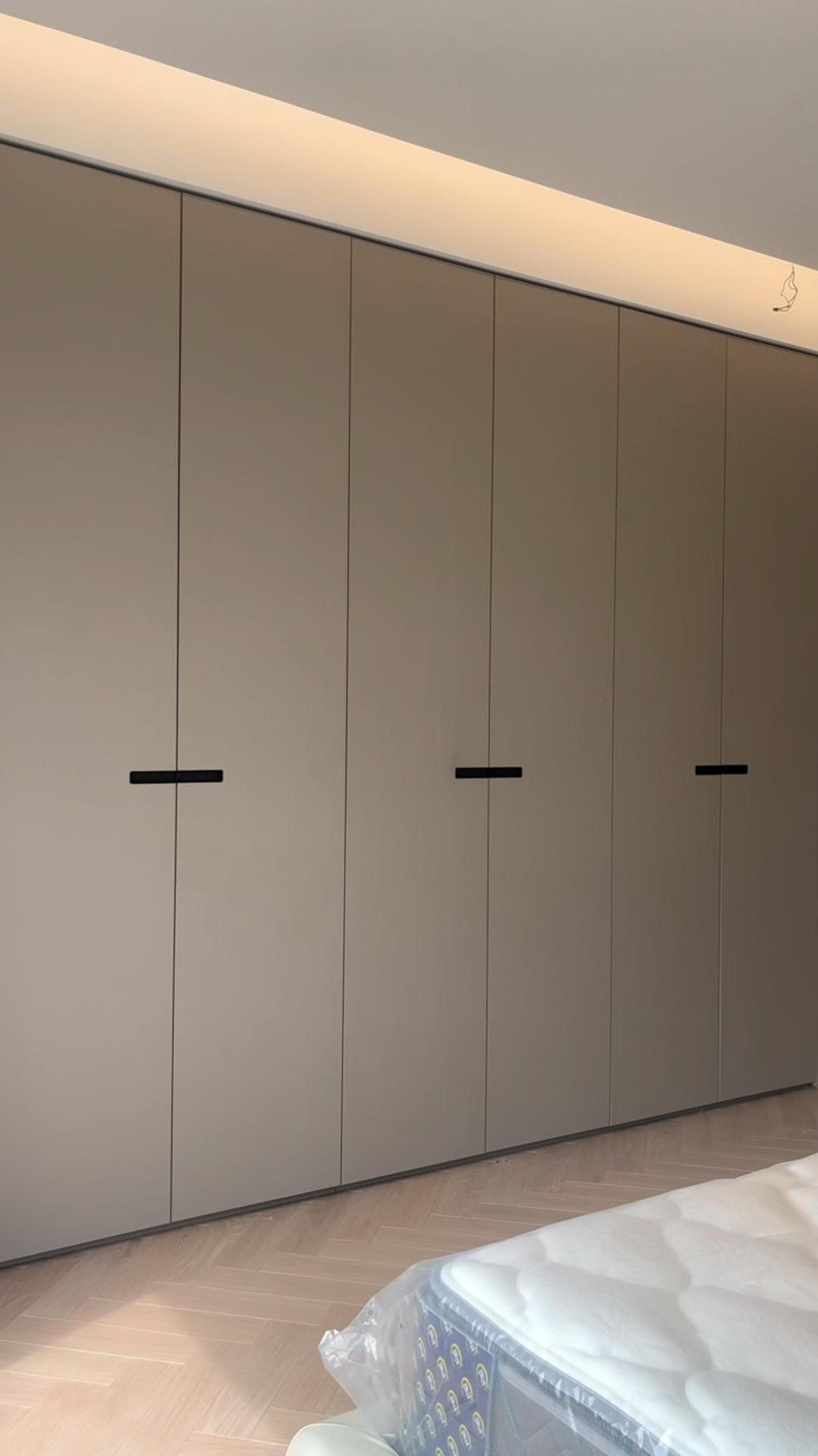 极简床尾整排衣柜,一门到顶柜门搭配嵌入式拉手,俪曼全屋定制