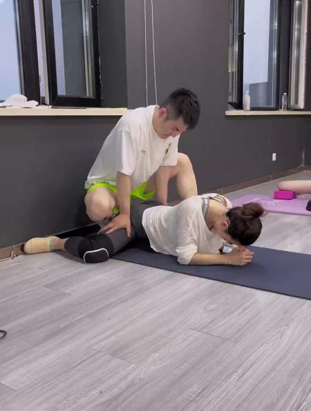 压青蛙趴有助于更好的下横叉94 柔韧度训练横叉拉韧带-度小视