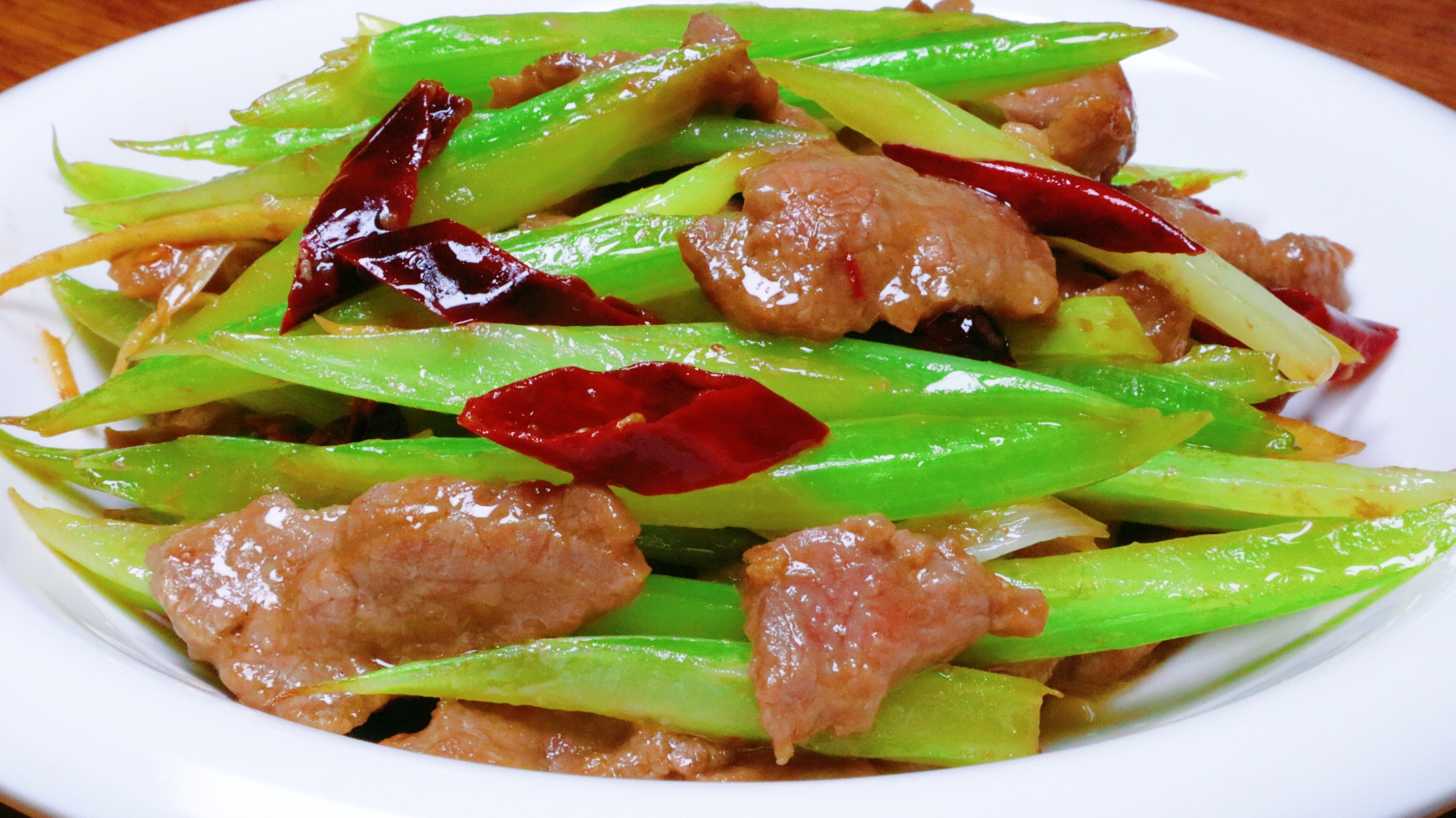 芹菜炒牛肉怎么做才好吃呢？教你一招，芹菜入味，牛肉鲜嫩，真香