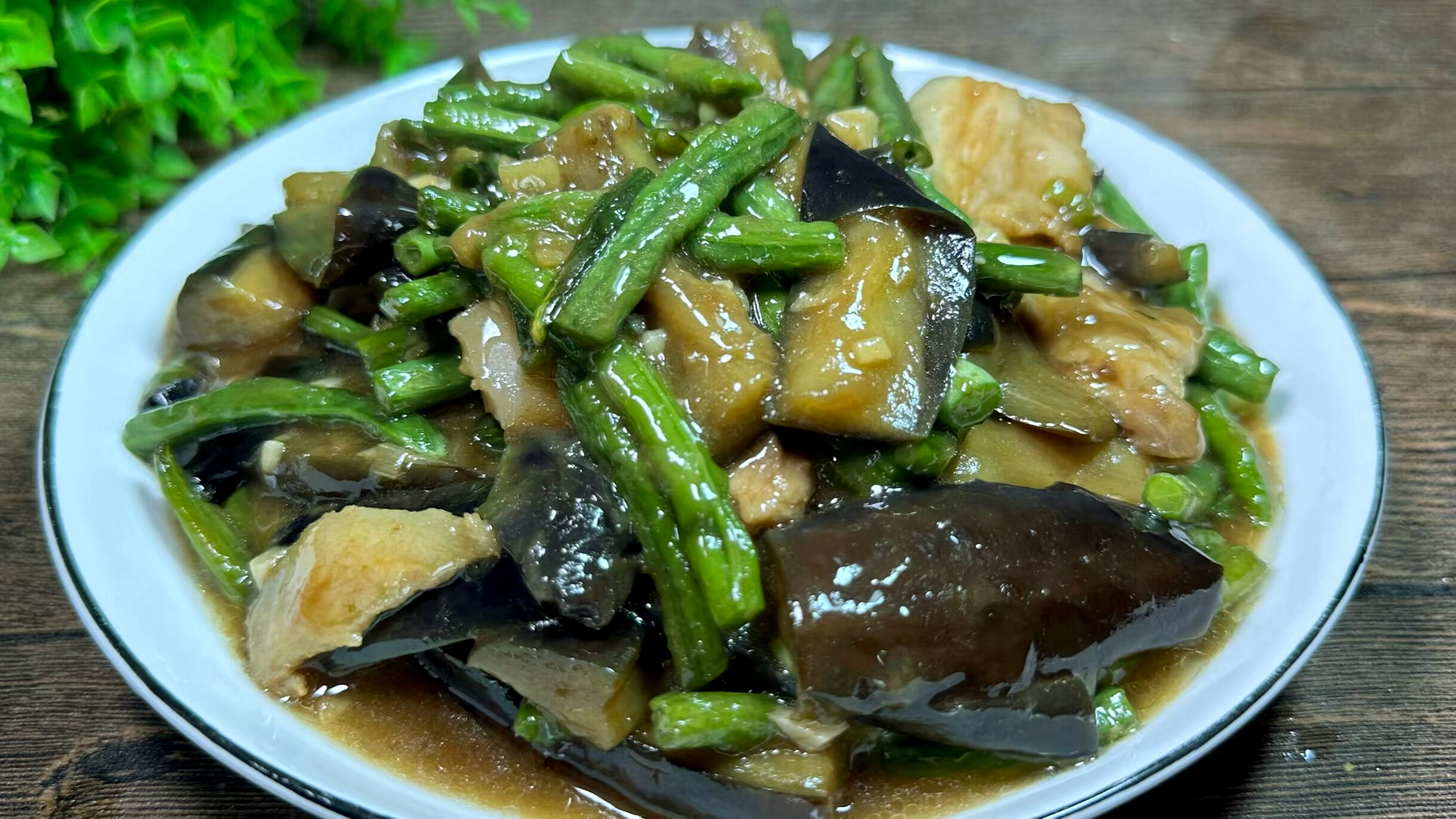 豆角烧茄子,不要焯水和油炸了,大厨教我一招,比饭店味道还正宗