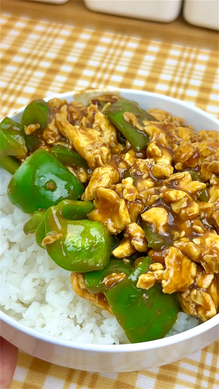 炒蛋盖饭,食材简单又好吃,自己在家也可以做着吃