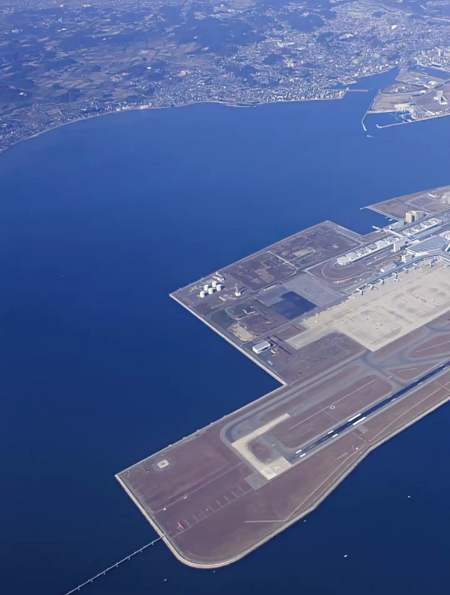 因土地有限,岛国通过填海造陆建了一座刀形机场,耗资1300亿-度小视