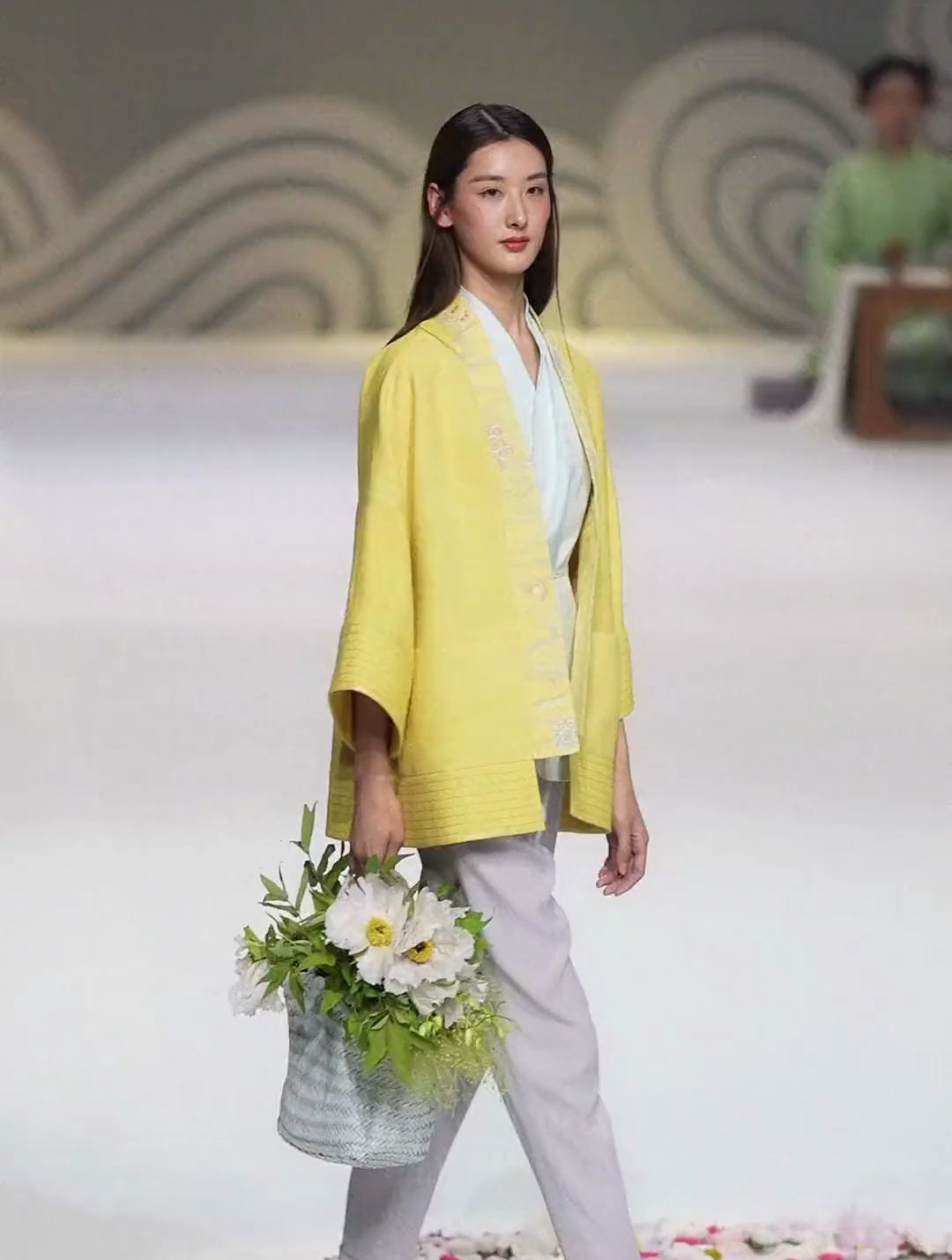 模特崔晨晨中国风走秀,古风古韵穿搭太迷人,好身材让人喜欢!