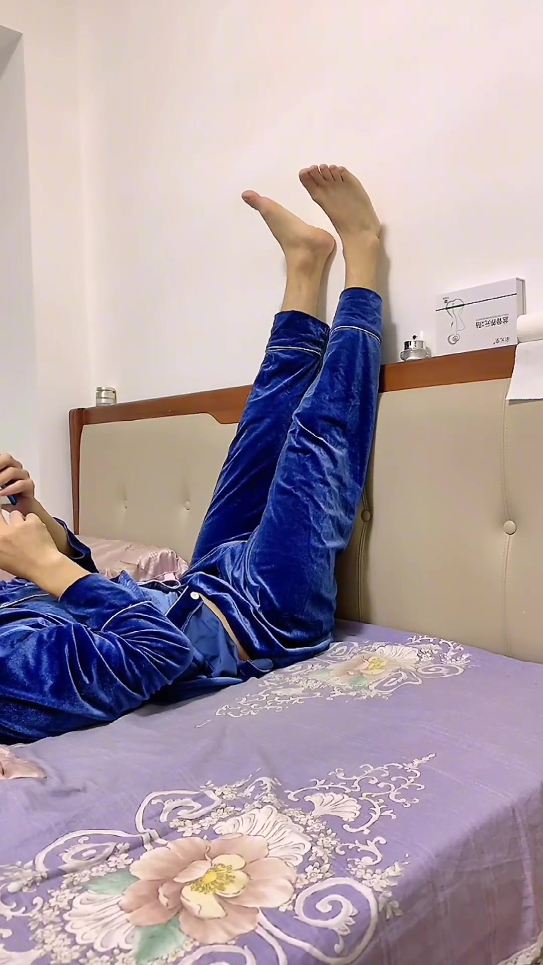 家庭必练,每天晚上睡前这样靠墙抬腿15分钟,好处多多!-度小视