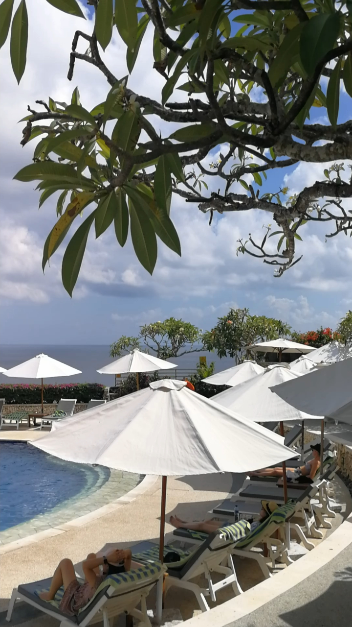 巴厘岛蓝点酒店的室外泳池