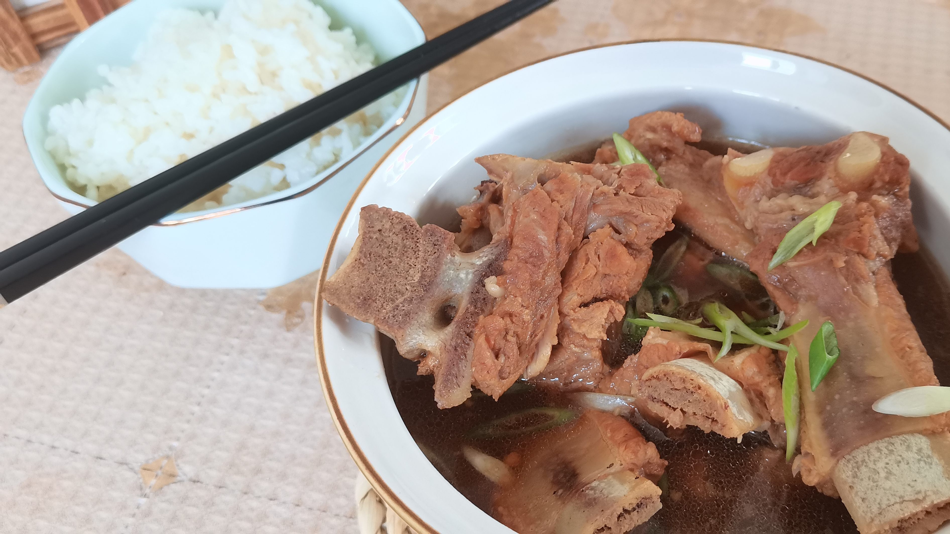 做给孩子的一碗青岛小吃排骨米饭,肉多不油腻,香气浓郁有营养