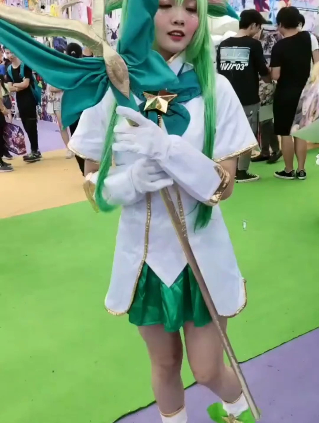 cosplay:绿色的头发好漂亮,小姐姐笑起来真好看