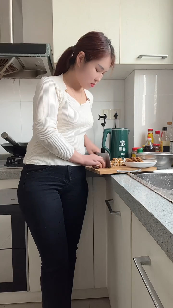 农村女人做饭没什么手艺,豆腐拌黄瓜丝,一道简单美味的凉菜-度小视